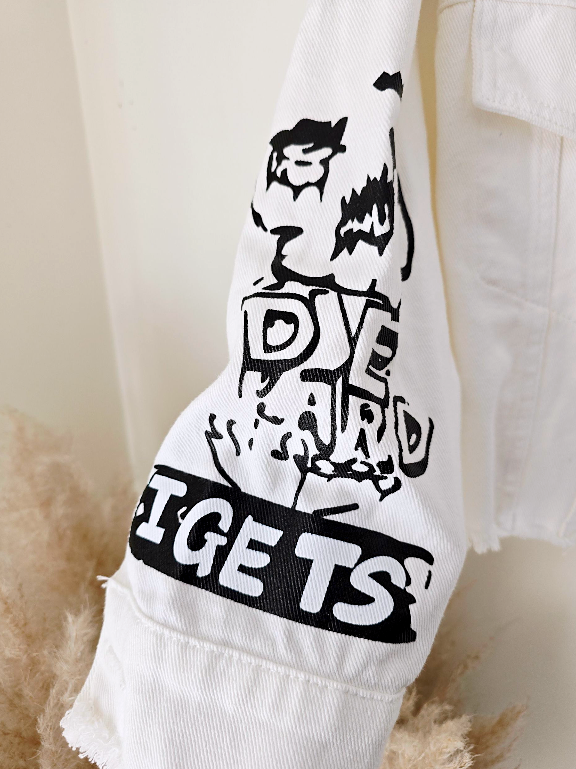Veste rock blanche à tags