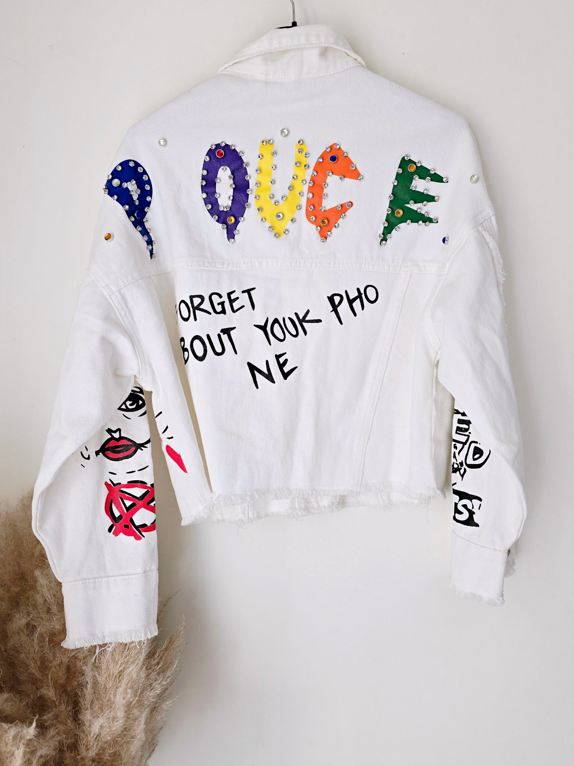 Veste rock blanche à tags