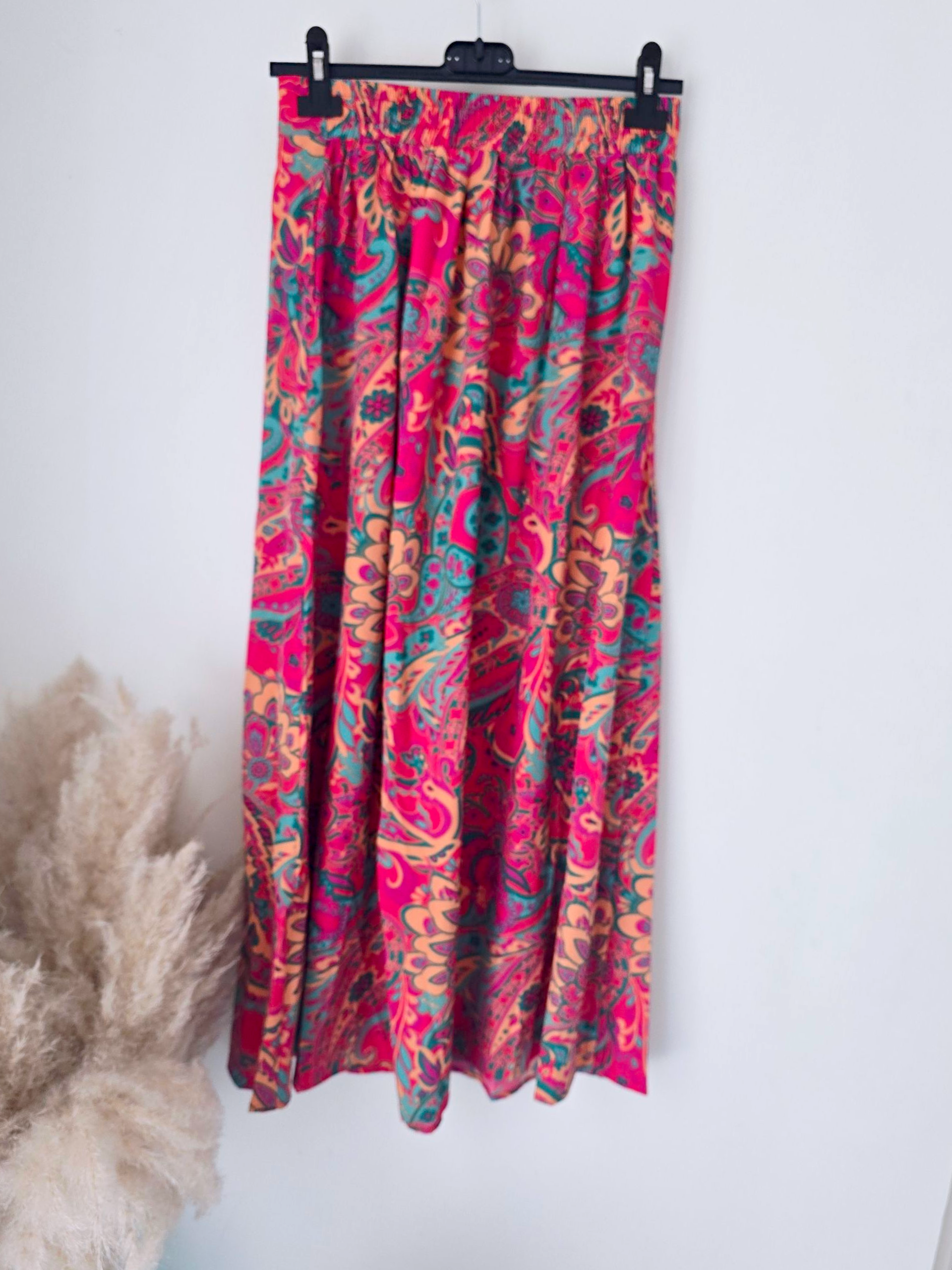 Jupe fuchsia fendue