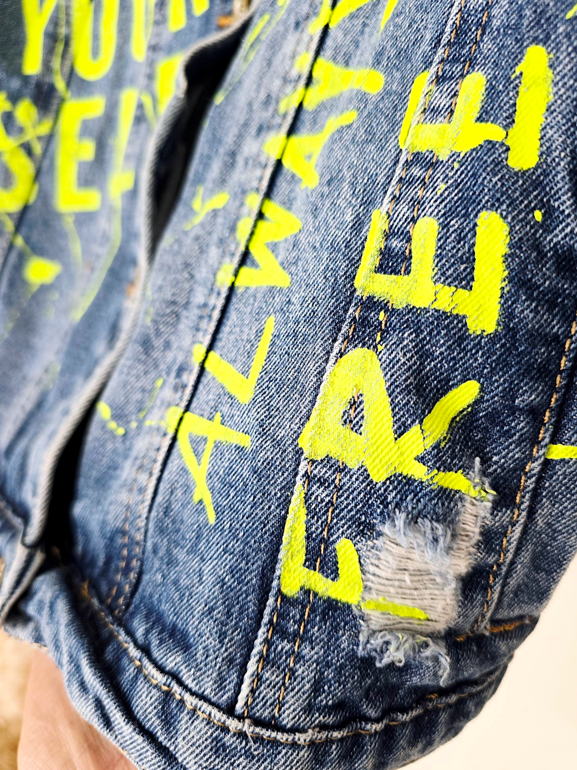 Veste en jean tag fluo