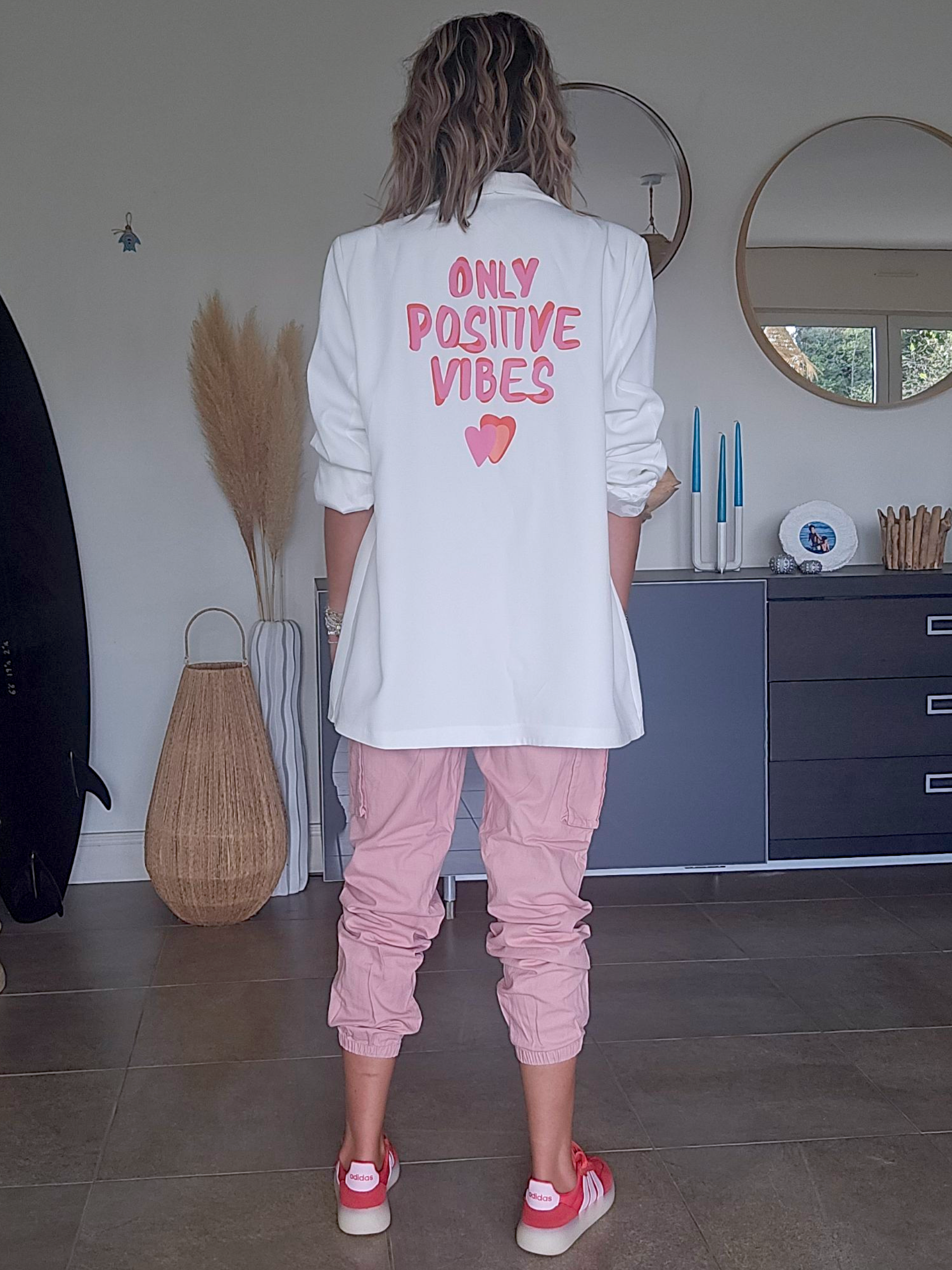 Blazer blanc à tags roses