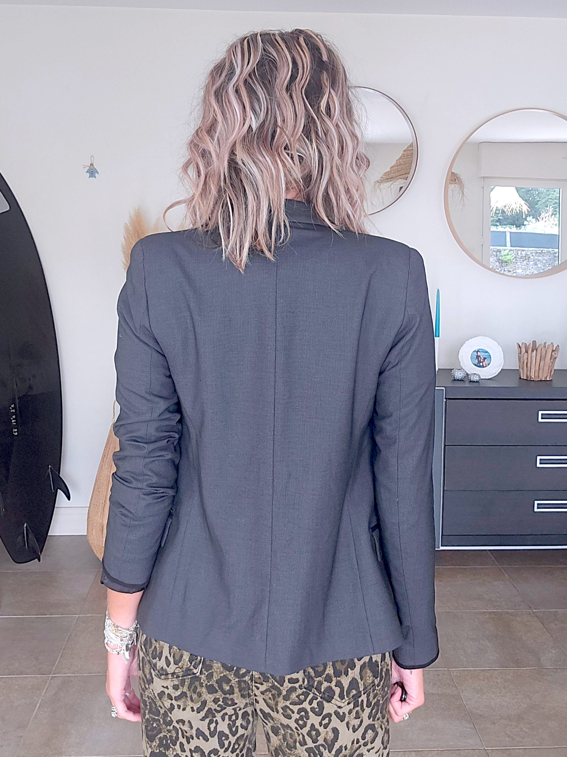 Veste rock-chic avec broche pins