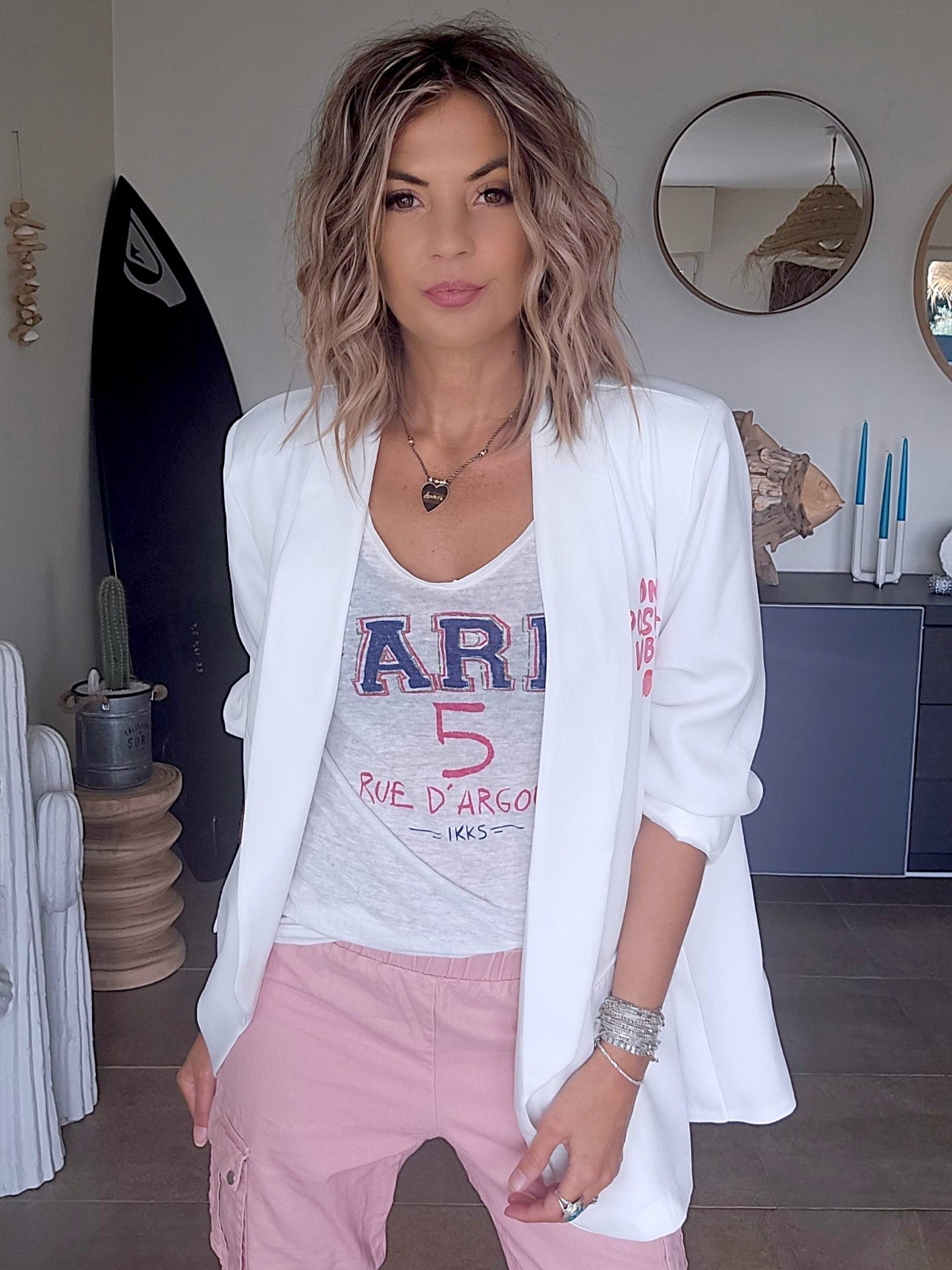 Blazer blanc à tags roses