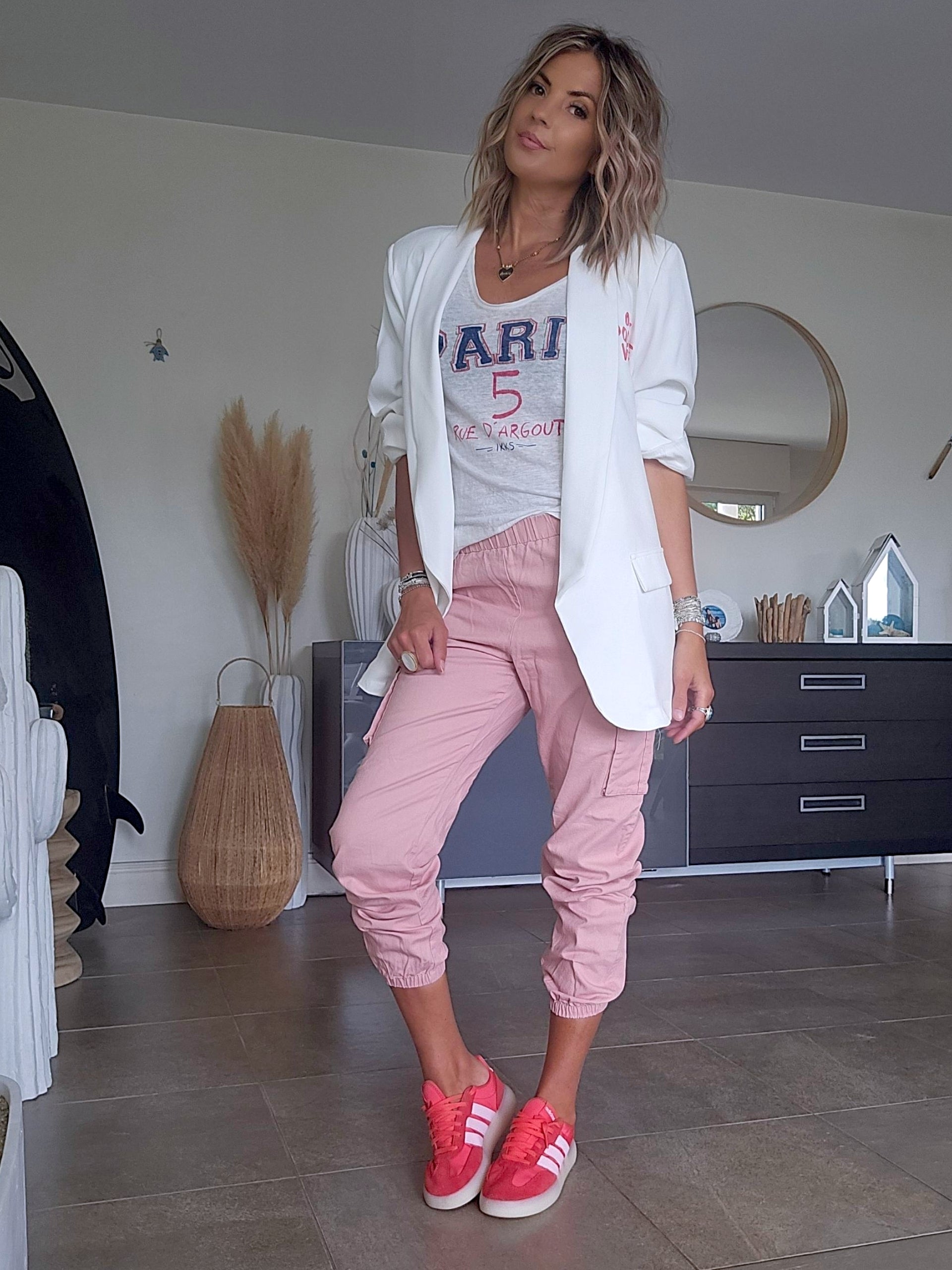 Blazer blanc à tags roses