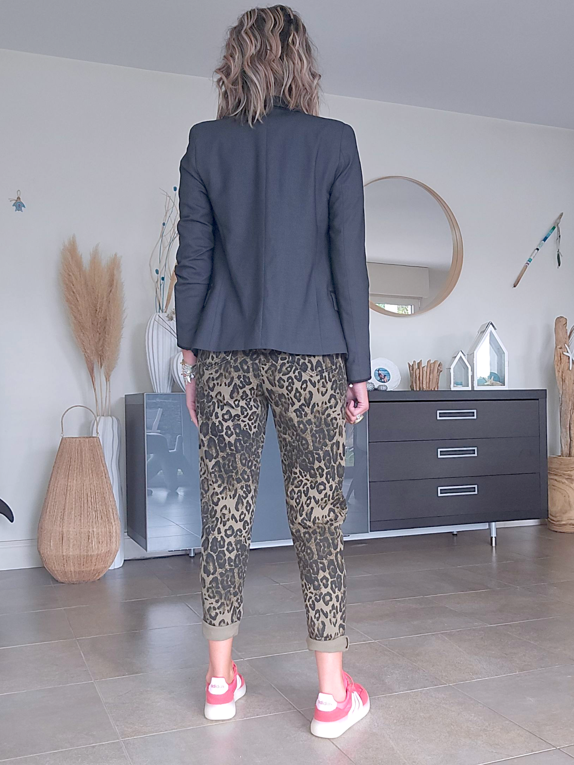 Veste rock-chic avec broche pins