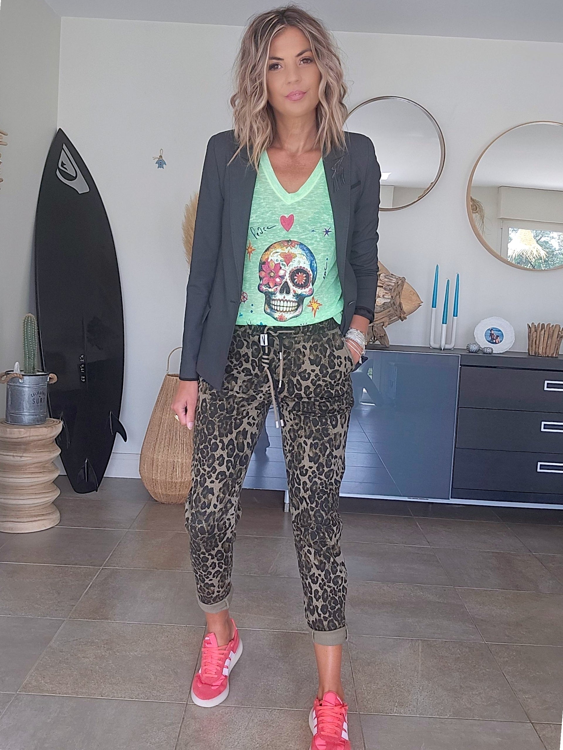 Veste rock-chic avec broche pins