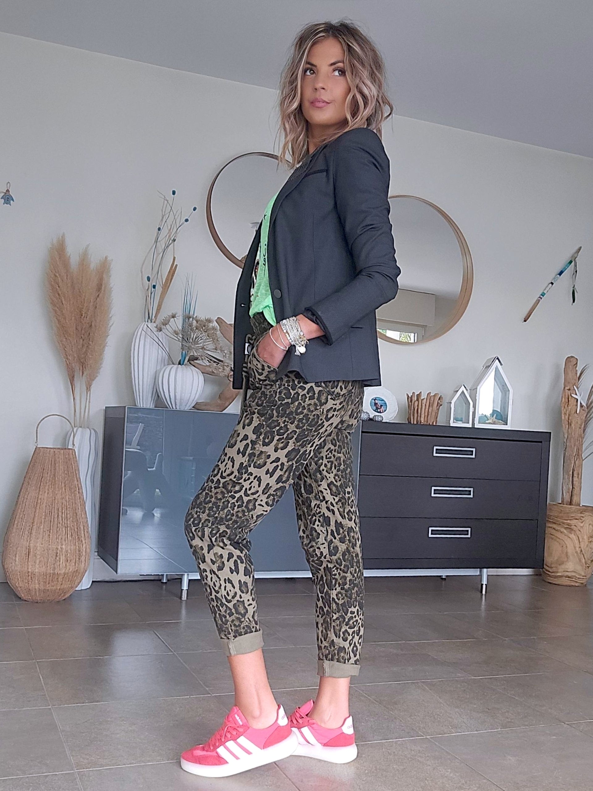 Veste rock-chic avec broche pins