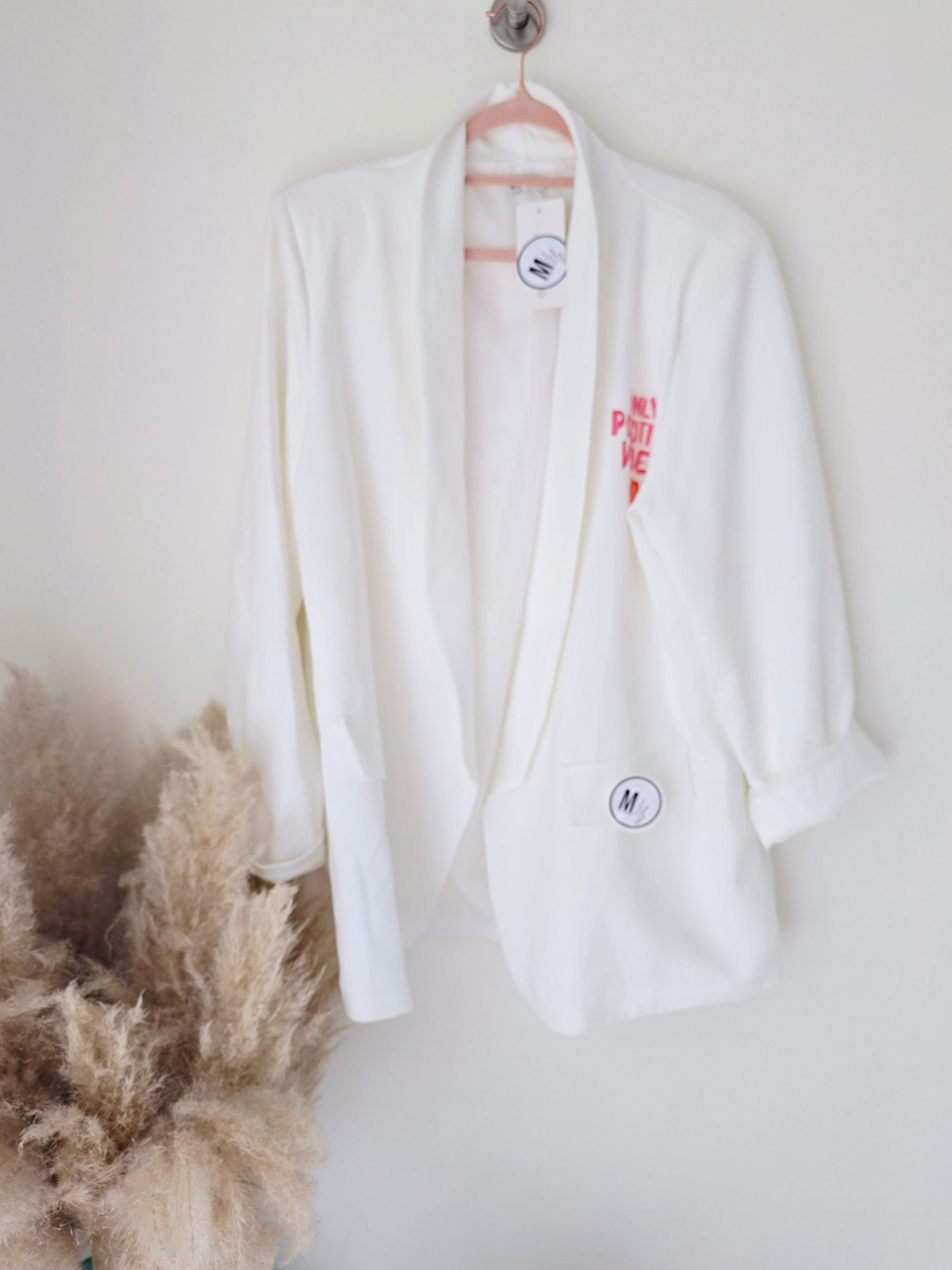 Blazer blanc à tags roses