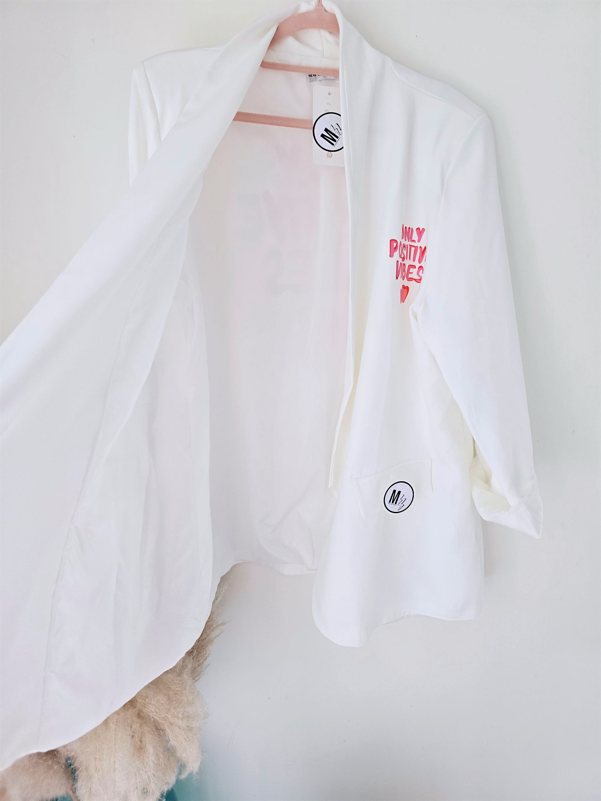 Blazer blanc à tags roses