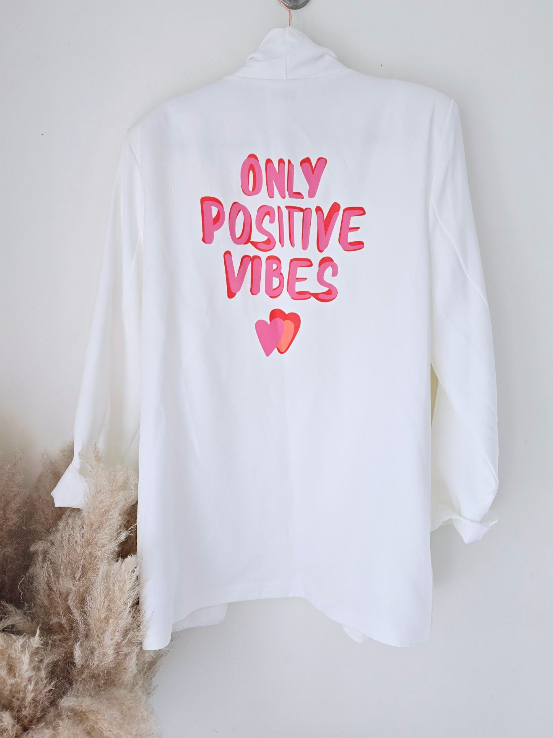 Blazer blanc à tags roses