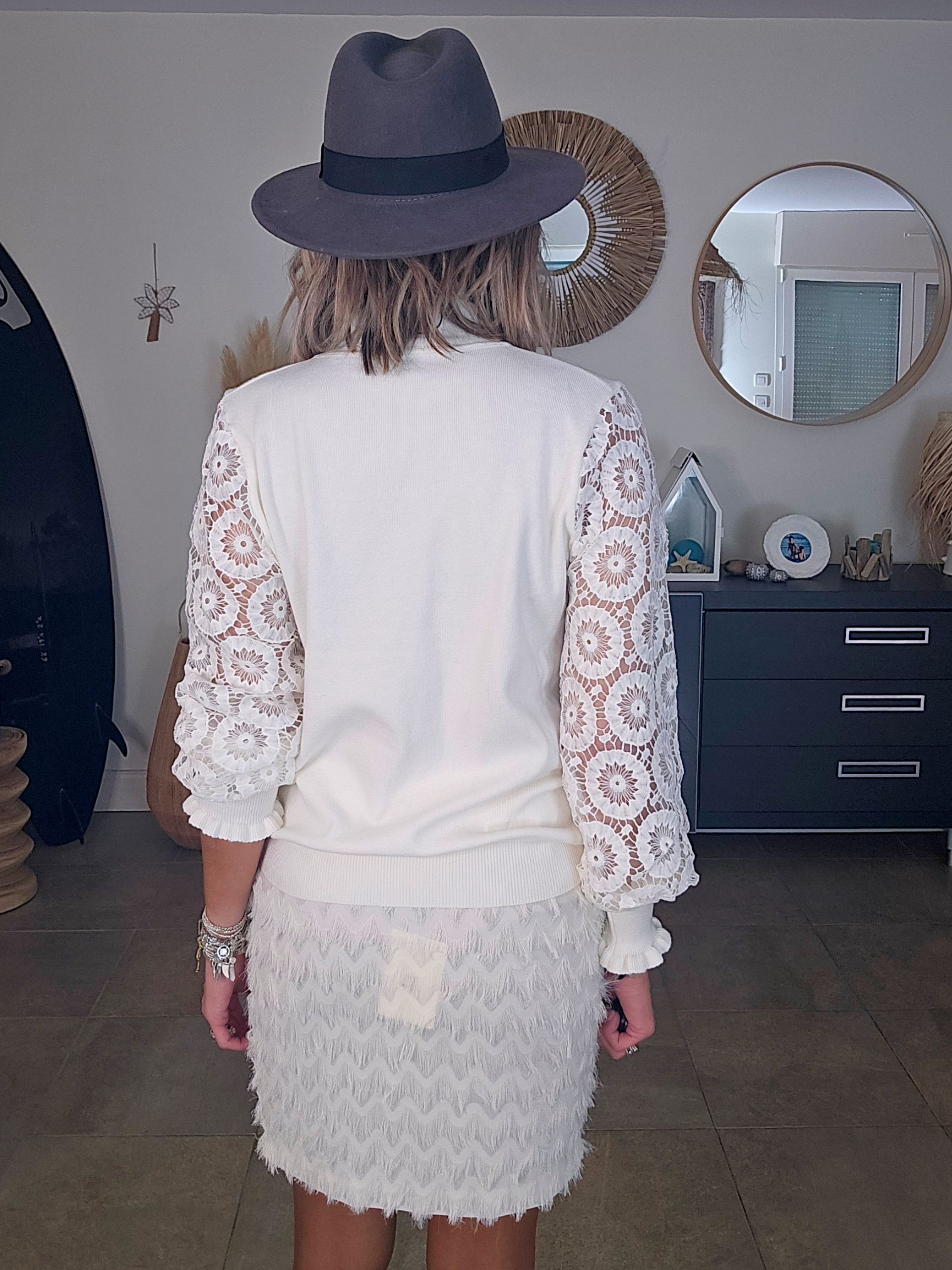 Pull blanc manches ajourées - 𝐌𝐚𝐫𝐢𝐧𝐚𝟒𝟒𝐟𝐚𝐦𝐢𝐥𝐲
