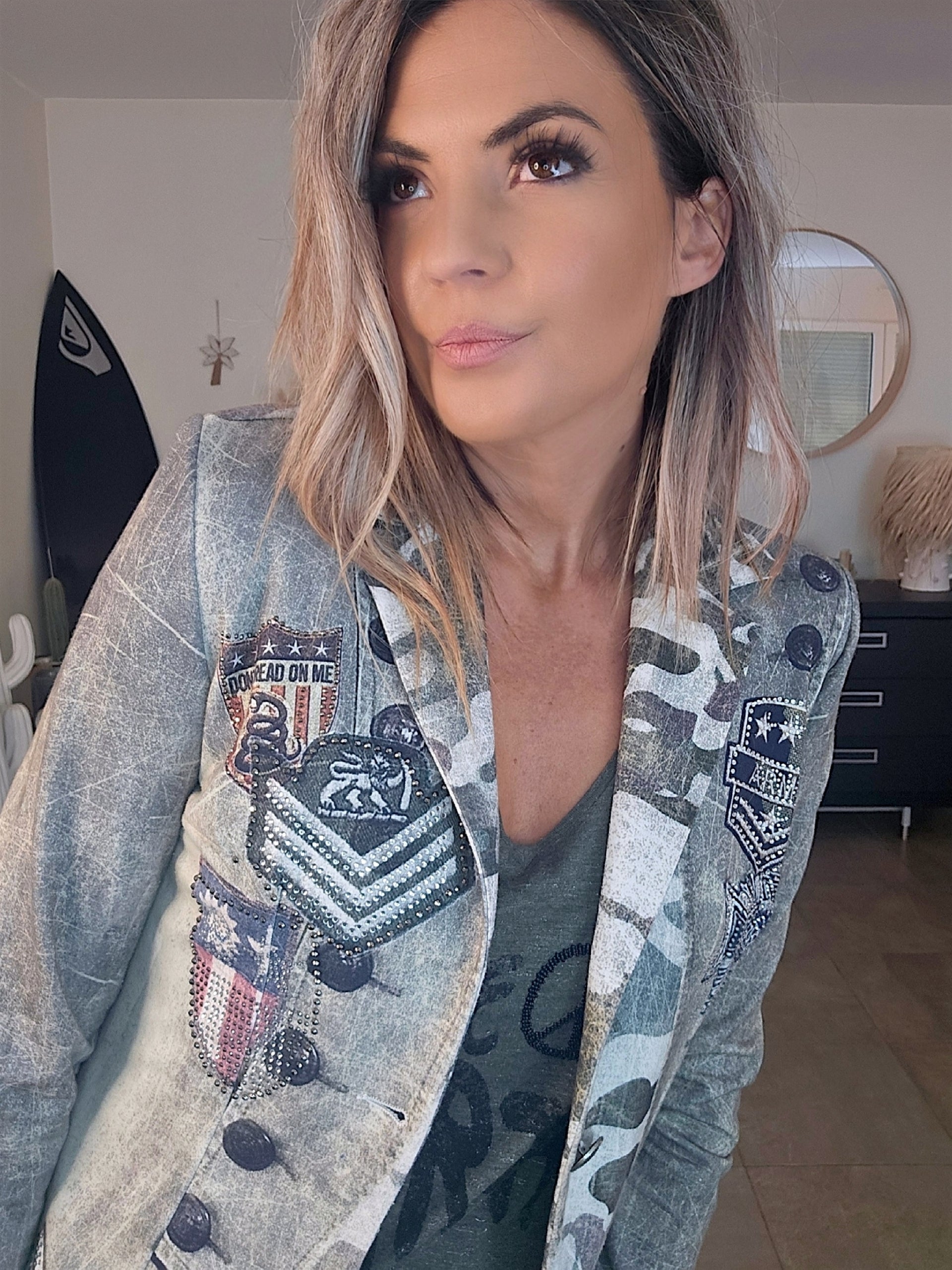 Veste cintrée esprit militaire avec strass