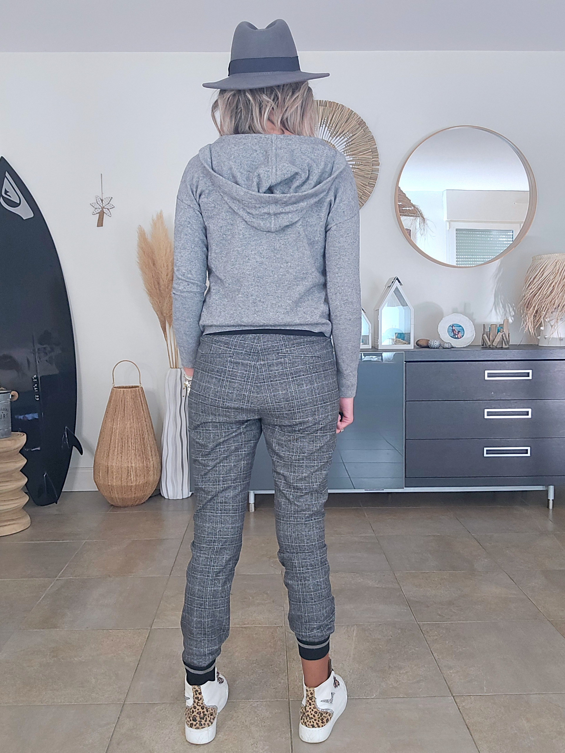 Pull gris à capuche
