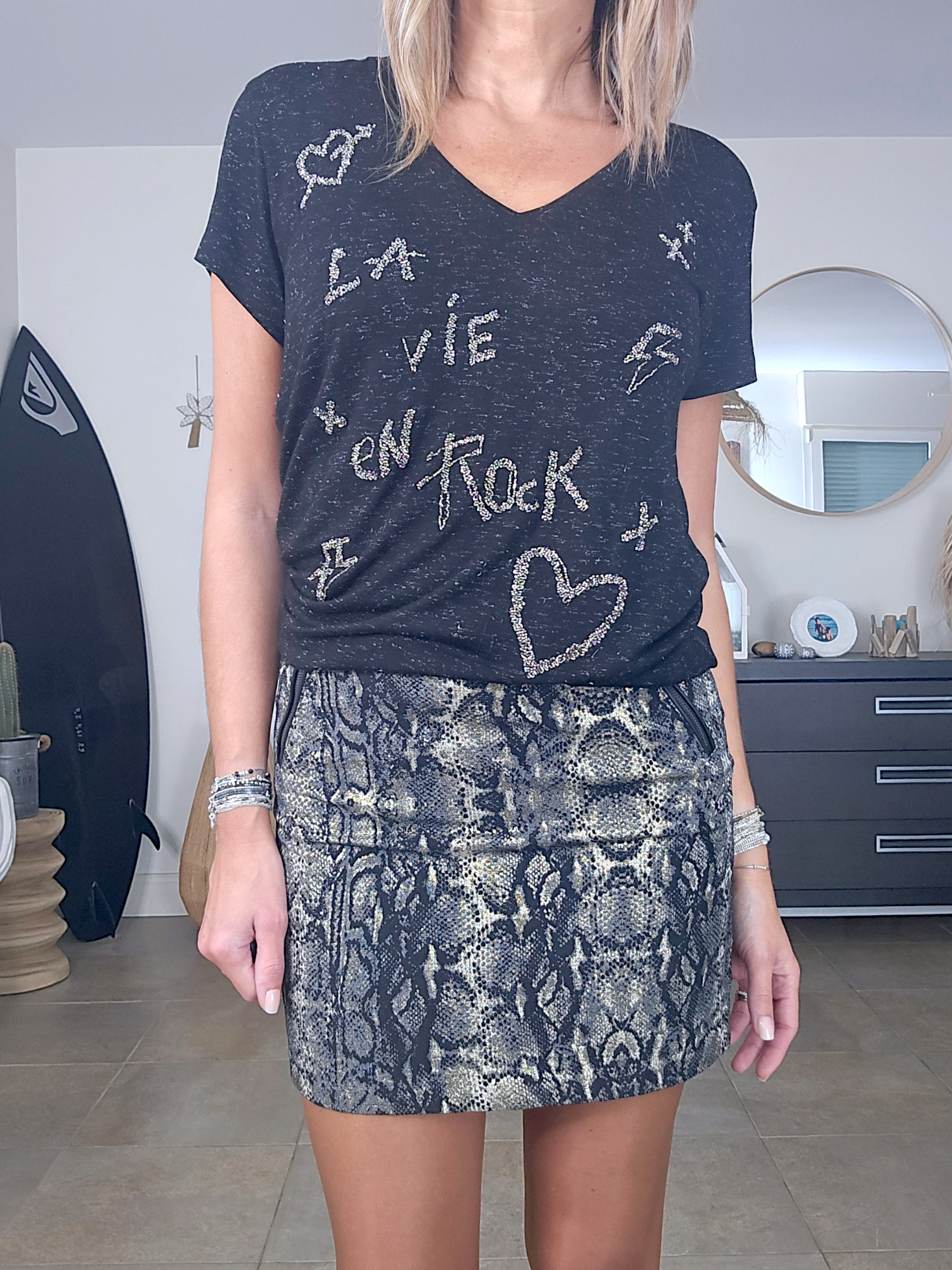 T-shirt noir avec perles bijoux