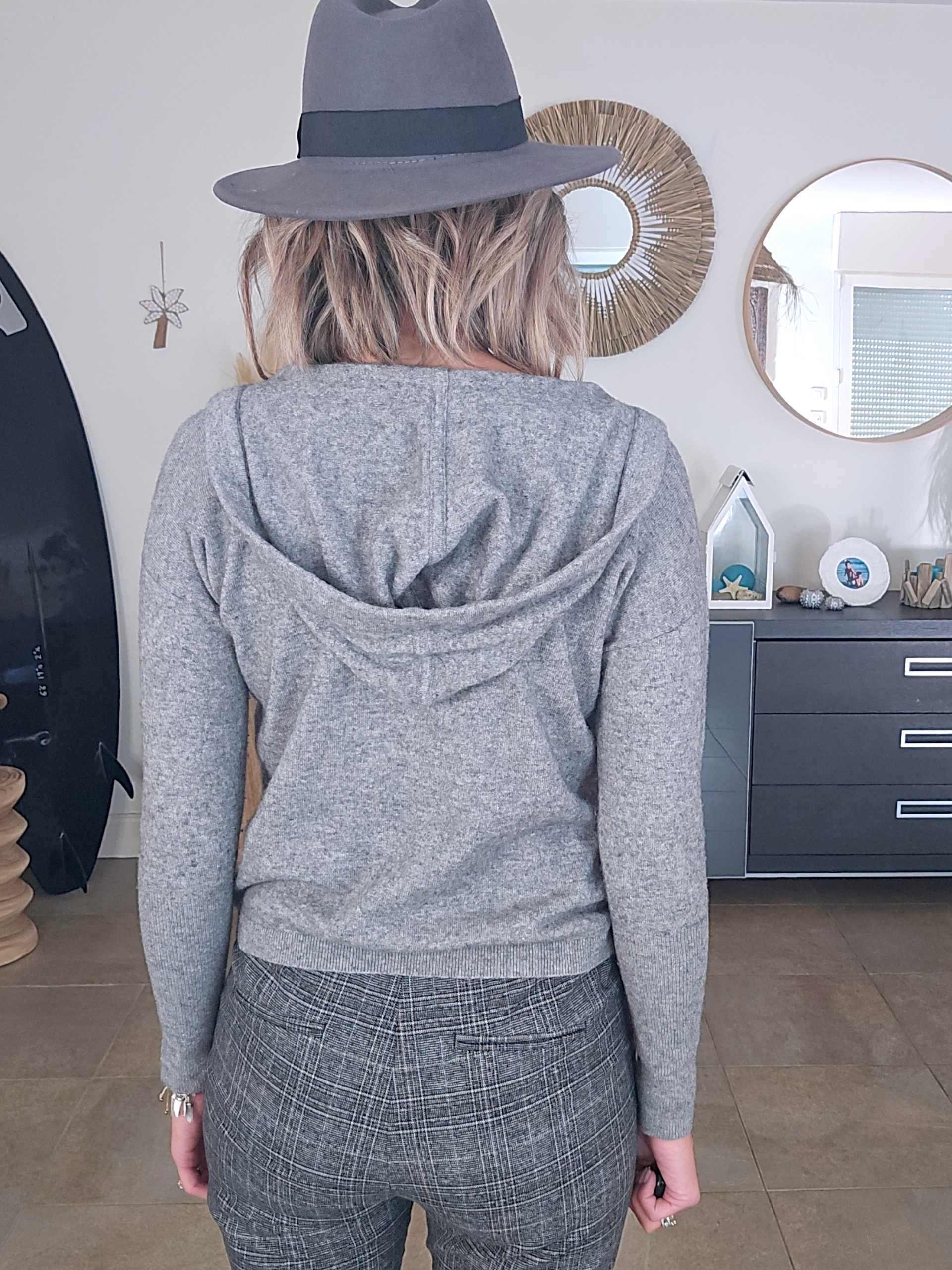 Pull gris à capuche