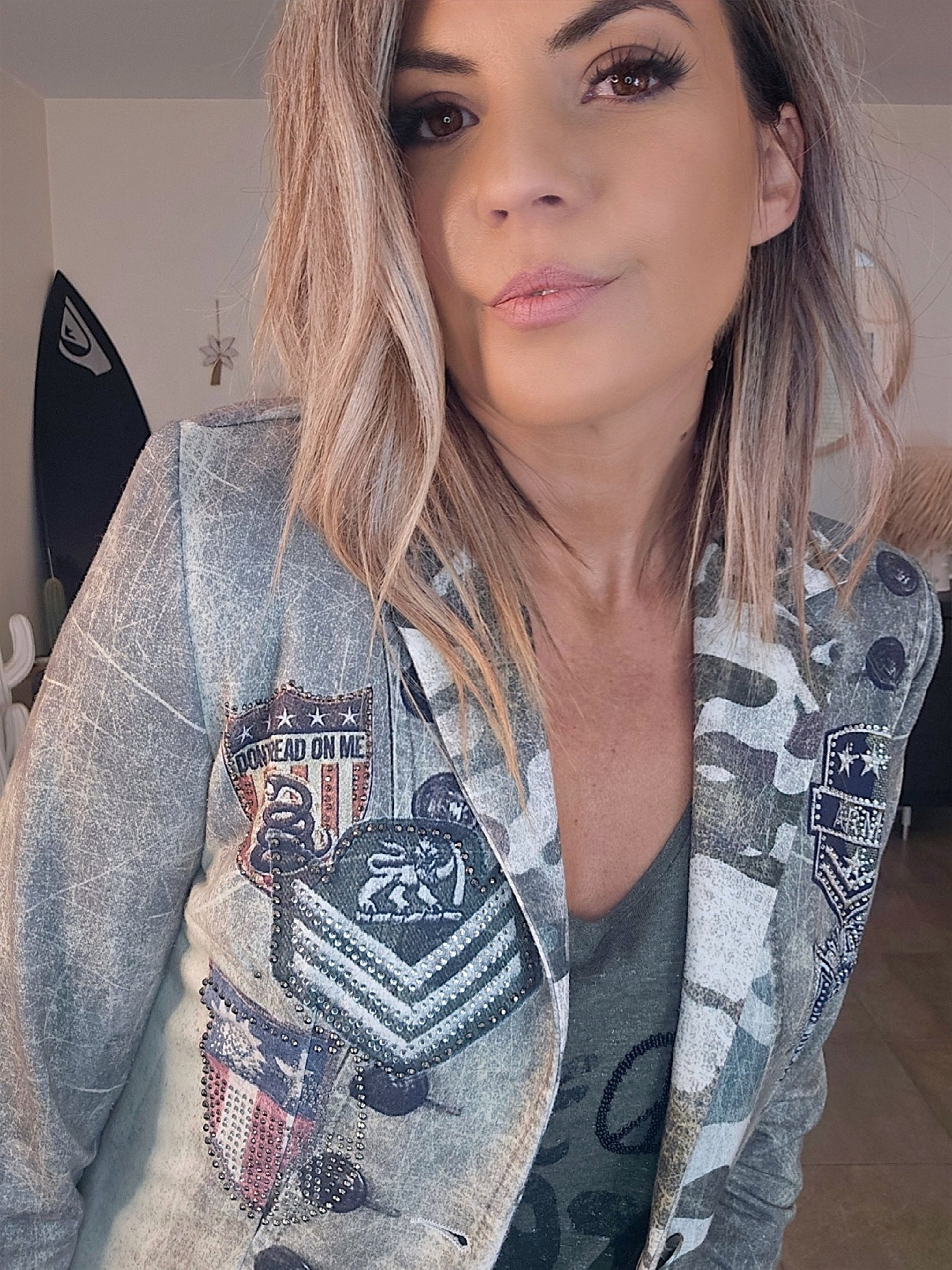Veste cintrée esprit militaire avec strass