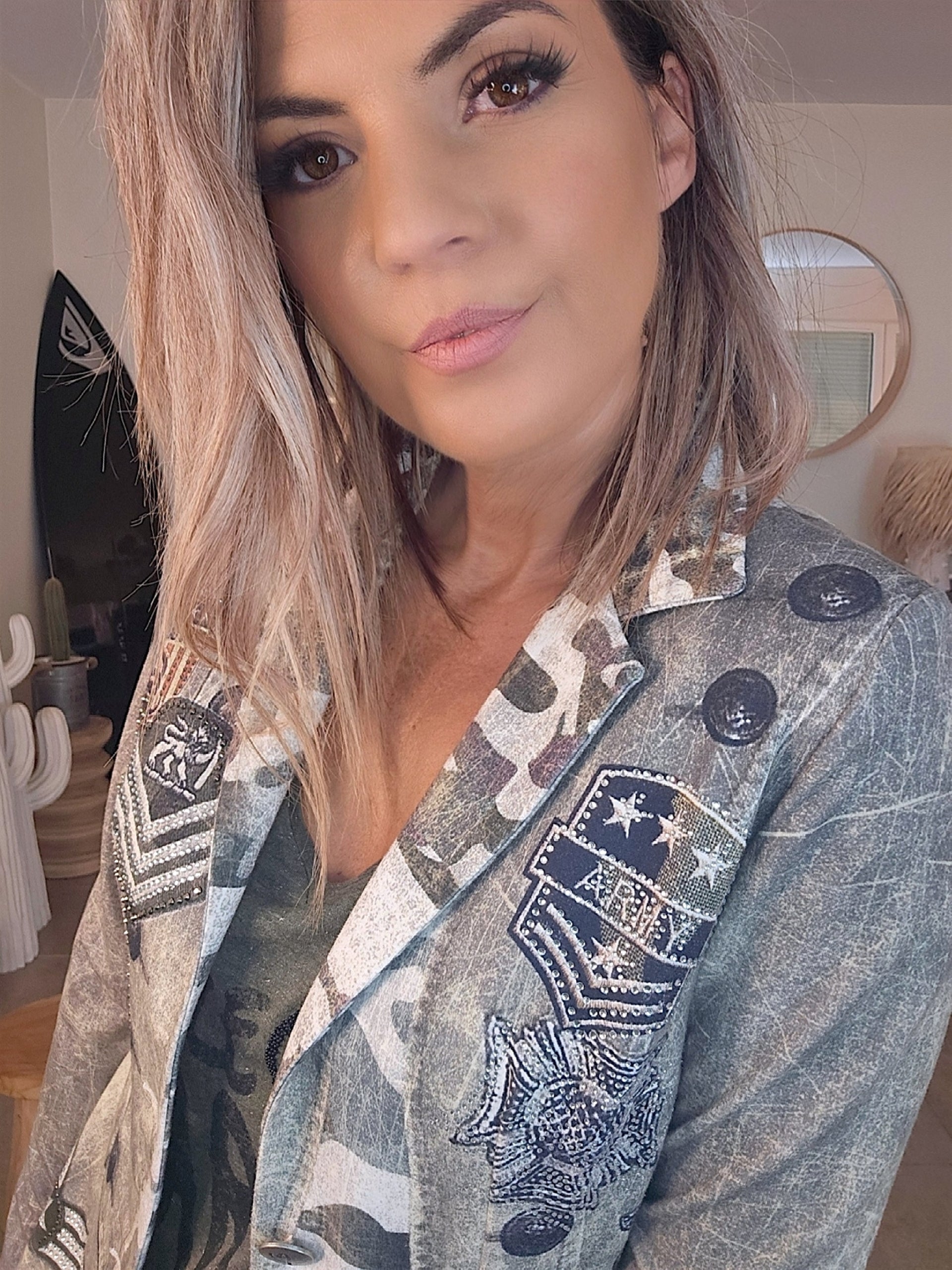 Veste cintrée esprit militaire avec strass
