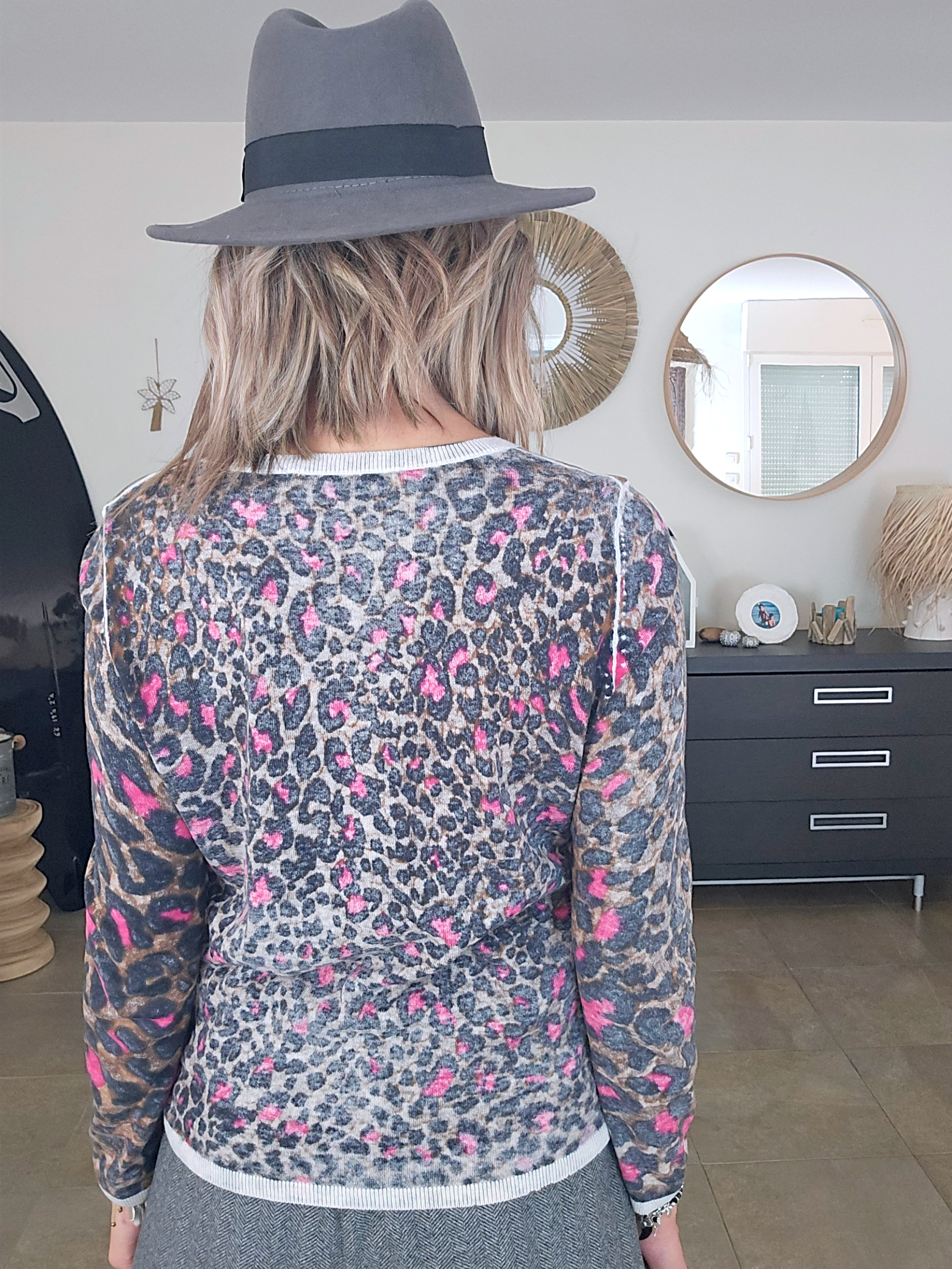 Pull léopard rose vif