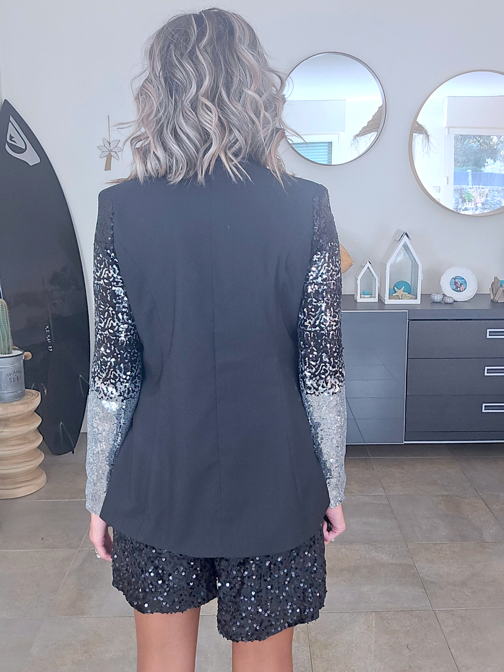 Veste cintrée avec manches en sequins - 𝐌𝐚𝐫𝐢𝐧𝐚𝟒𝟒𝐟𝐚𝐦𝐢𝐥𝐲