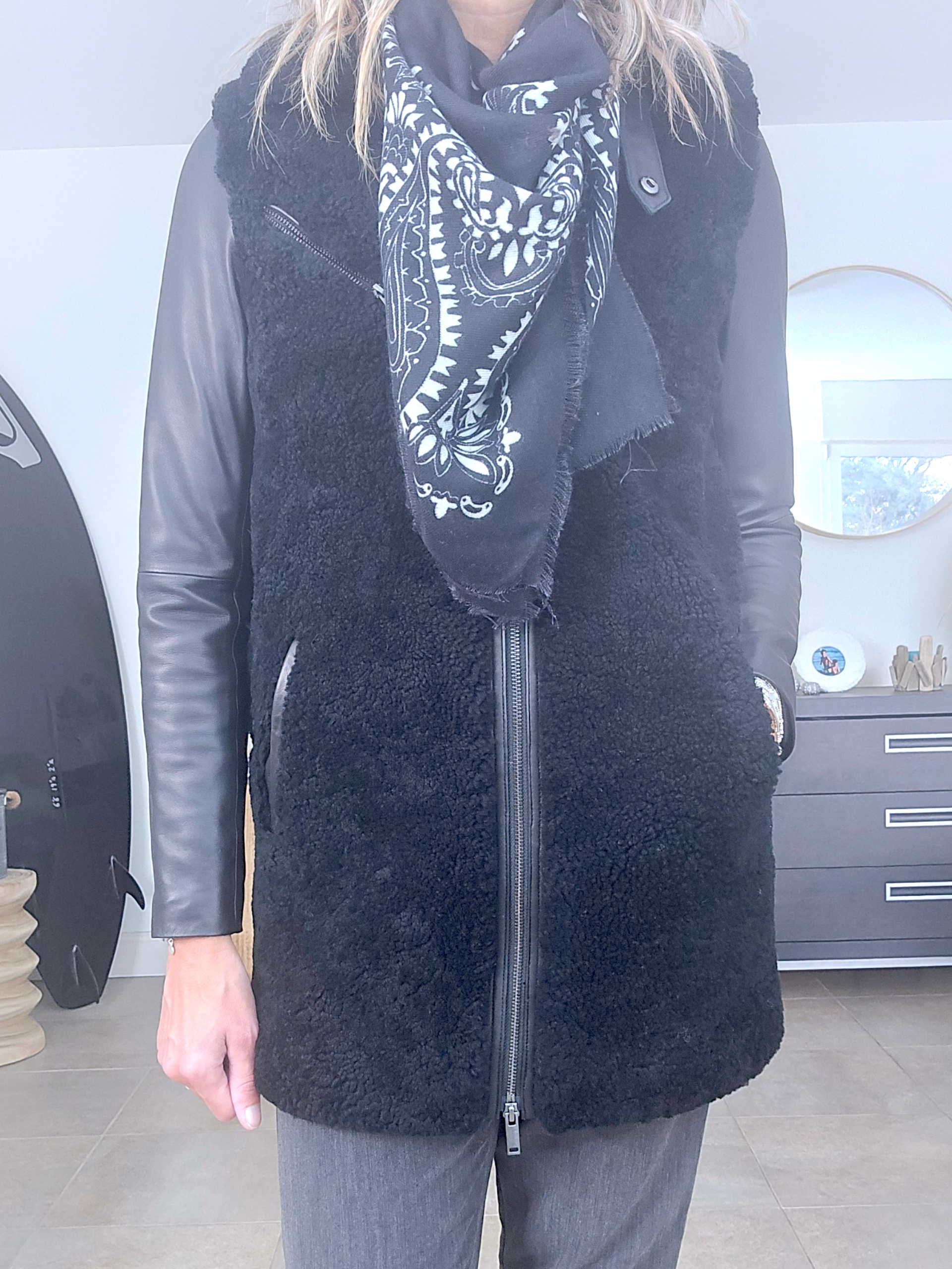 Manteau teddy noir manches cuir et peau retournée