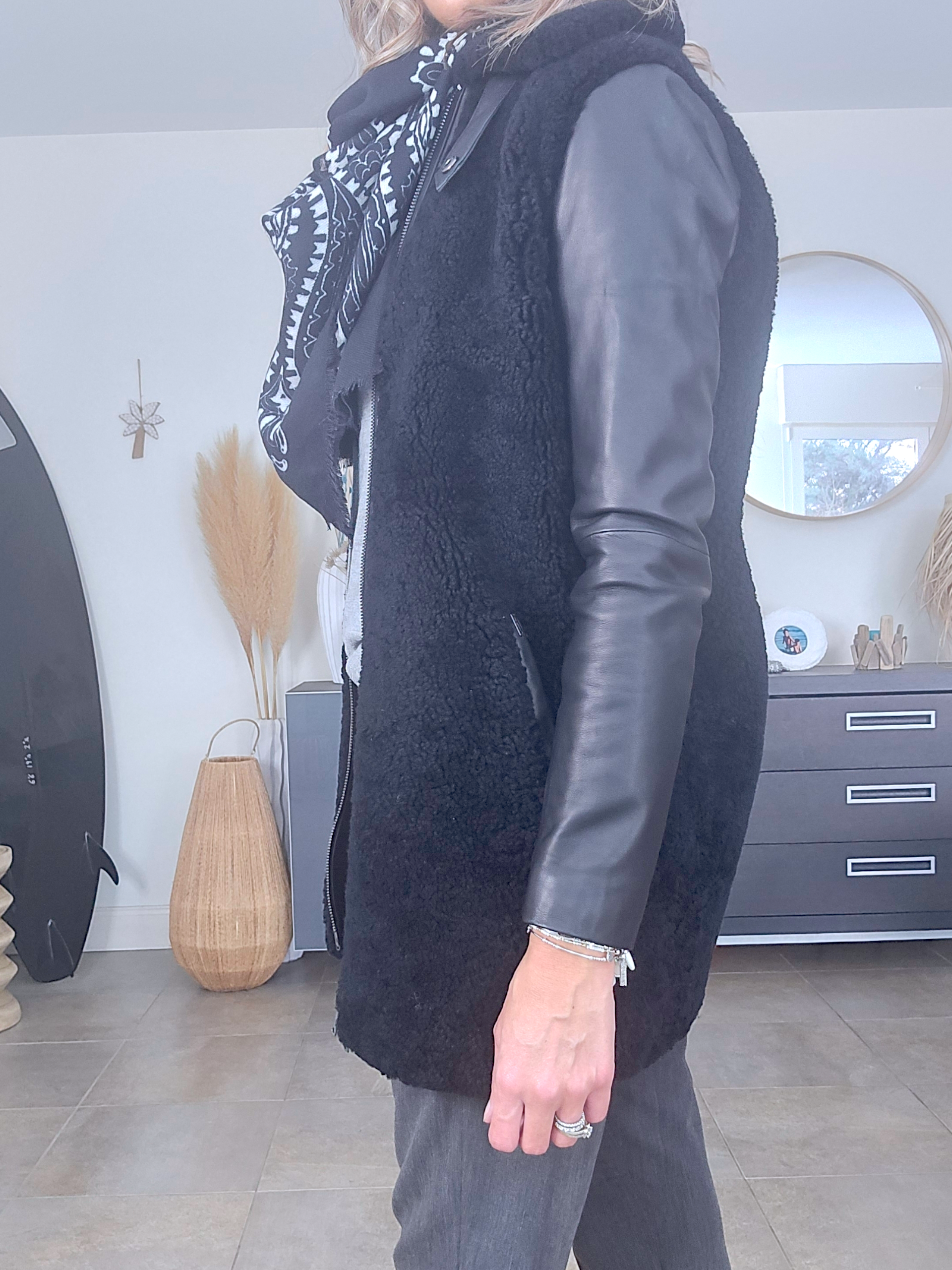 Manteau teddy noir manches cuir et peau retournée