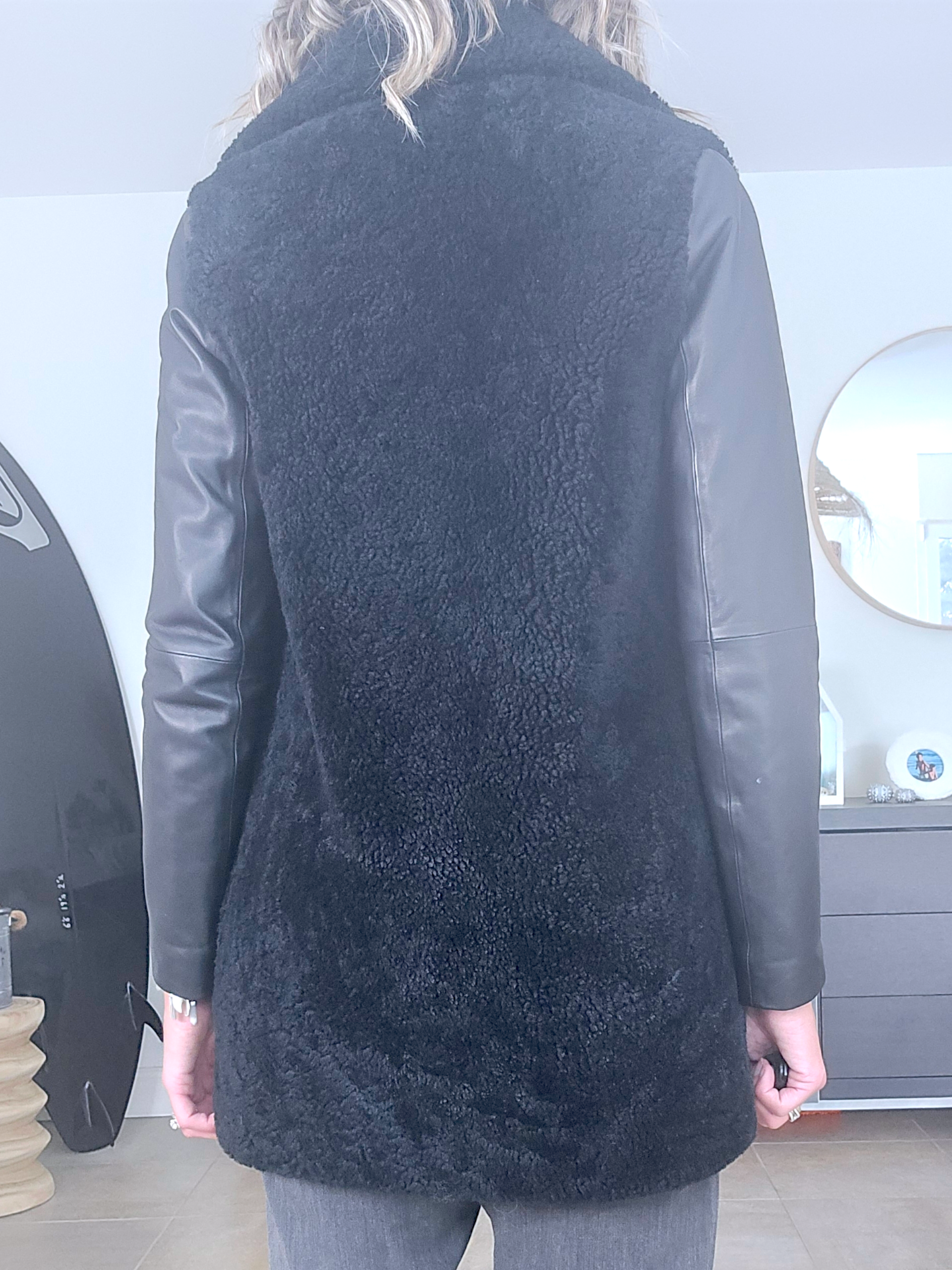 Manteau teddy noir manches cuir et peau retournée