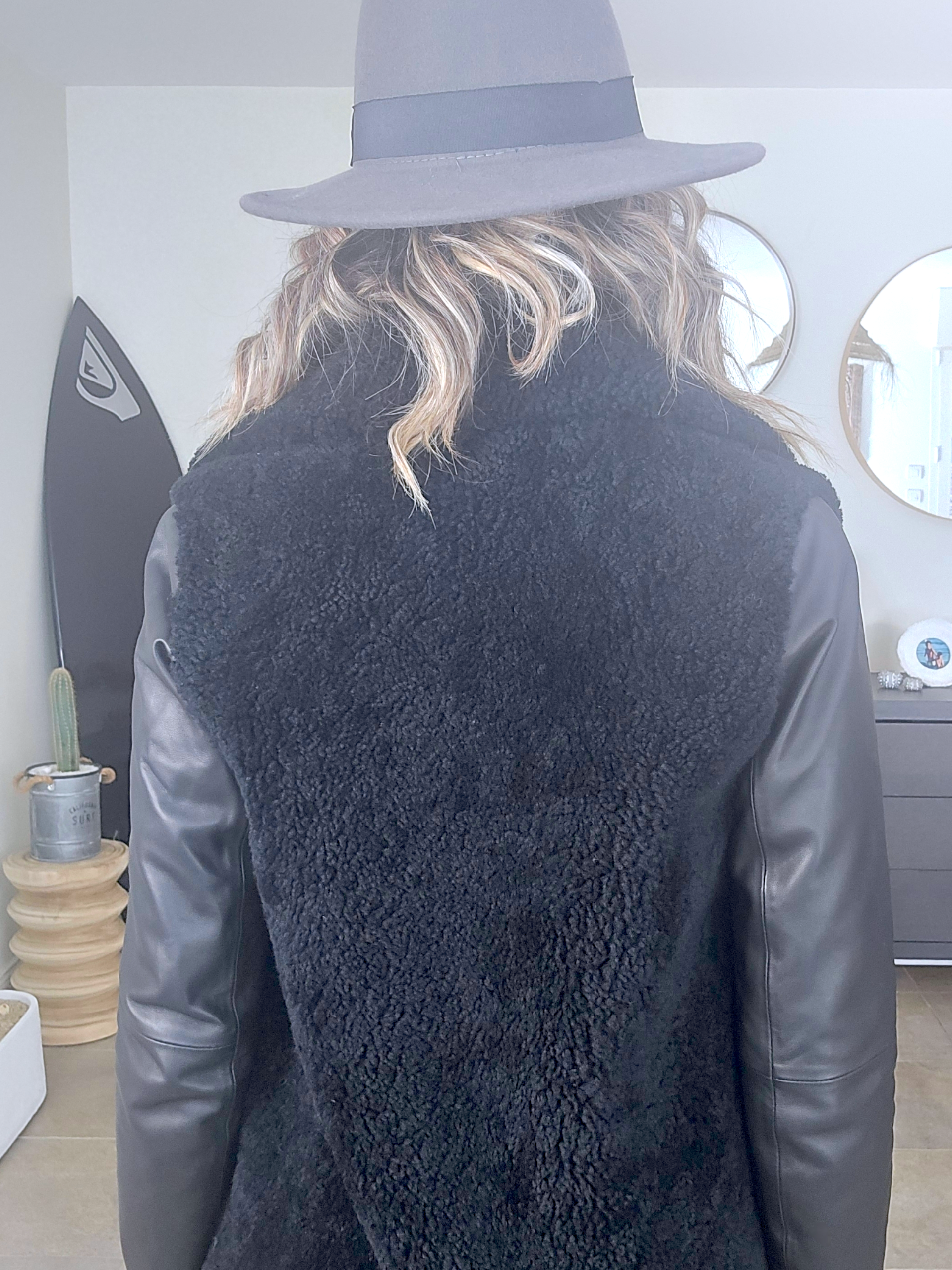 Manteau teddy noir manches cuir et peau retournée