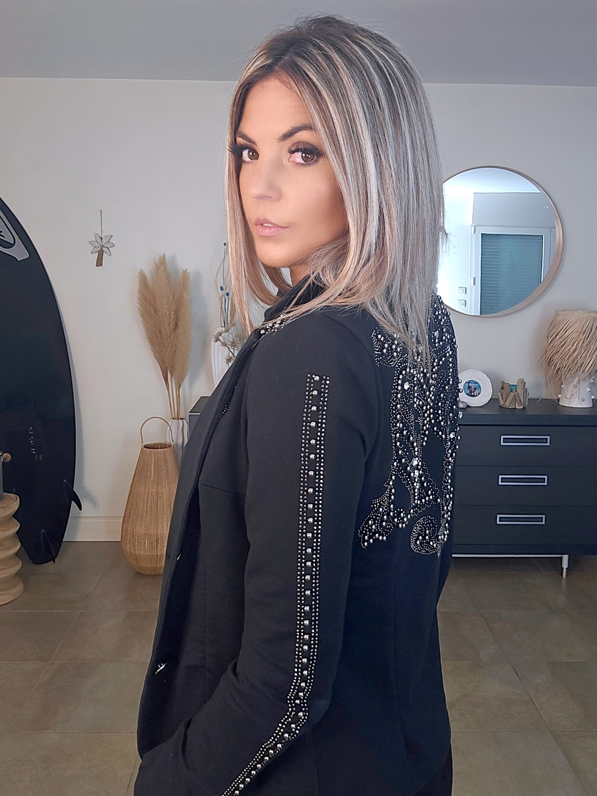 Veste cintrée noire cloutée