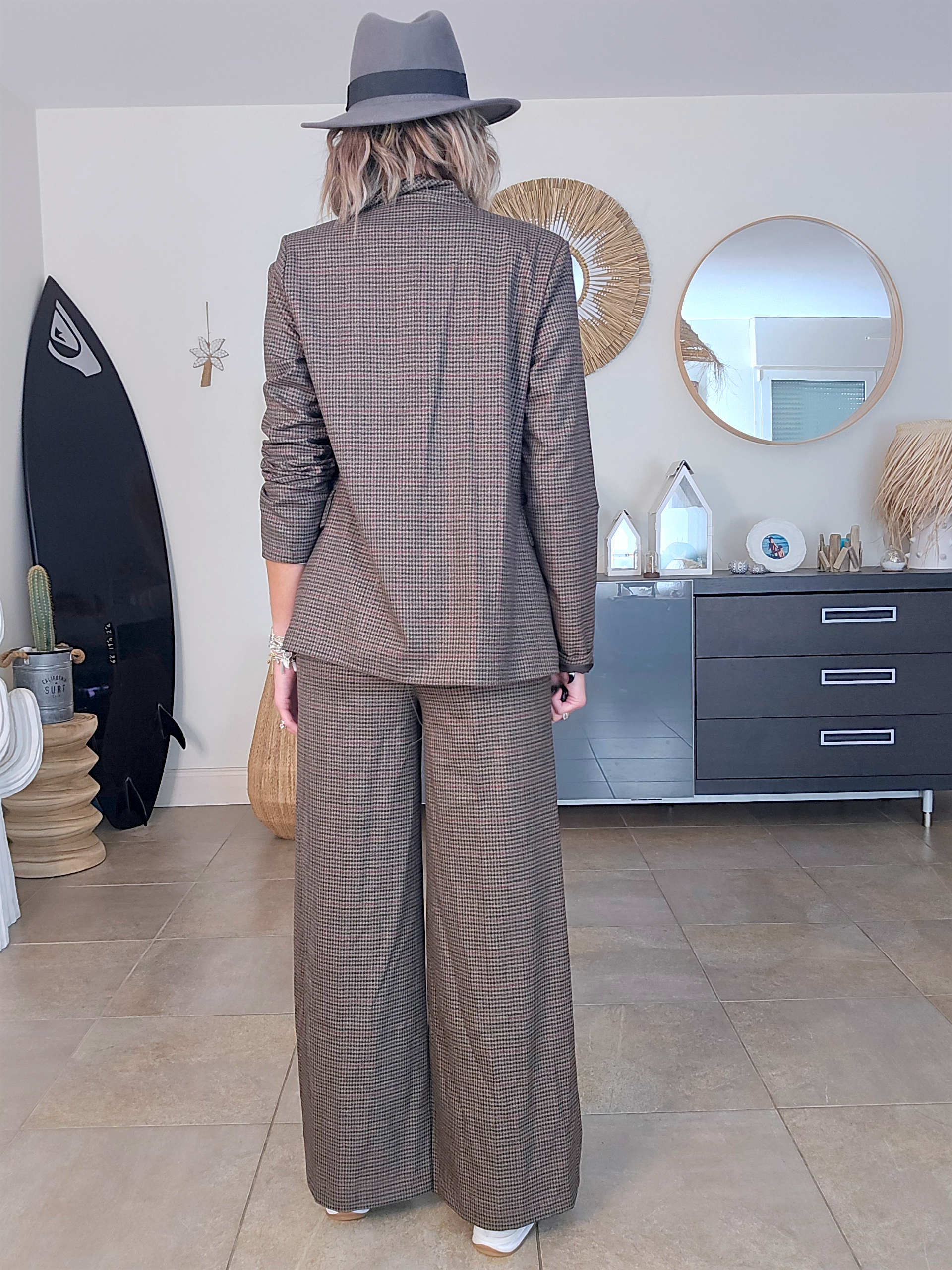 Pantalon marron imprimé pied-de-poule.