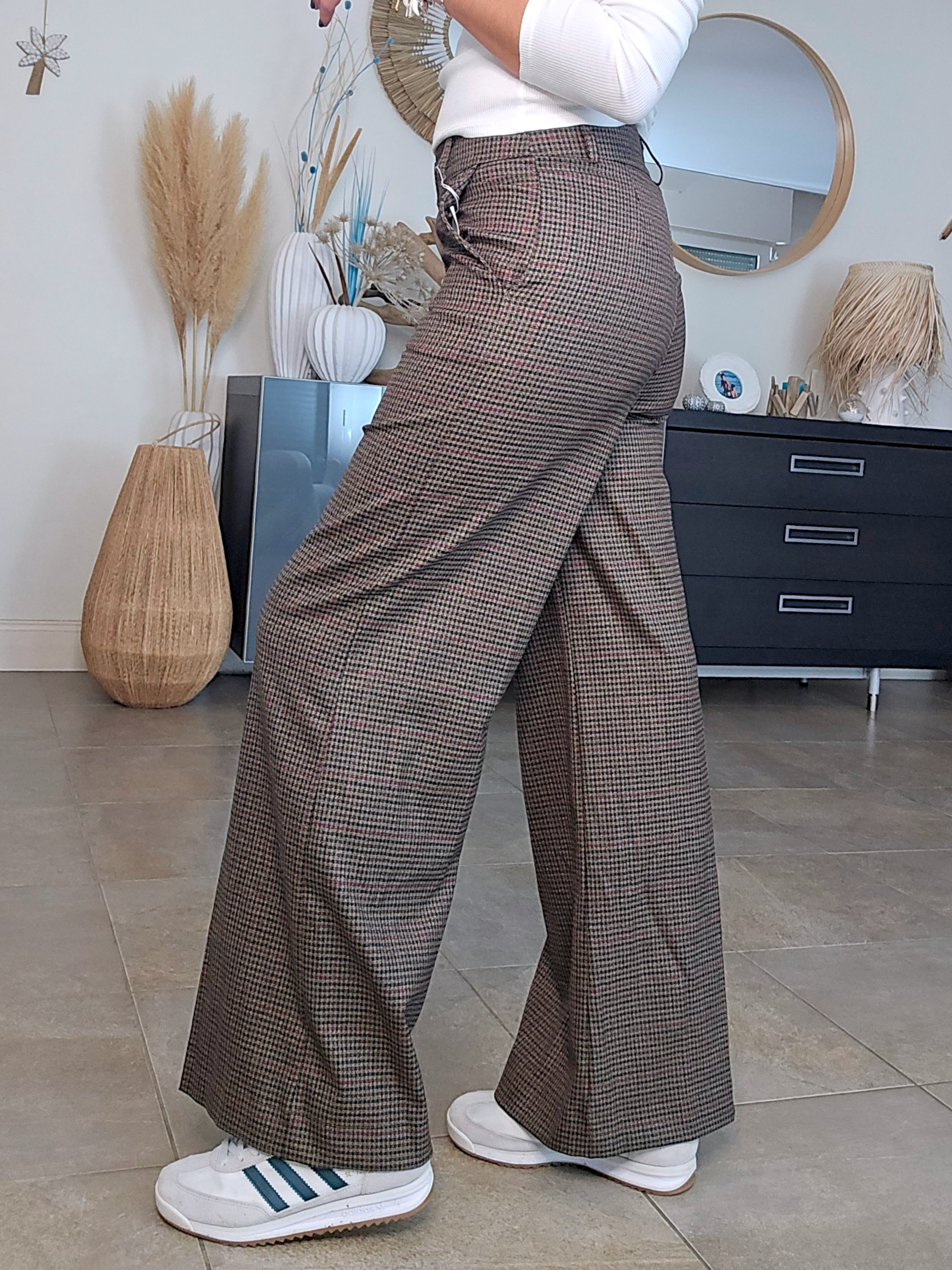 Pantalon marron imprimé pied-de-poule.