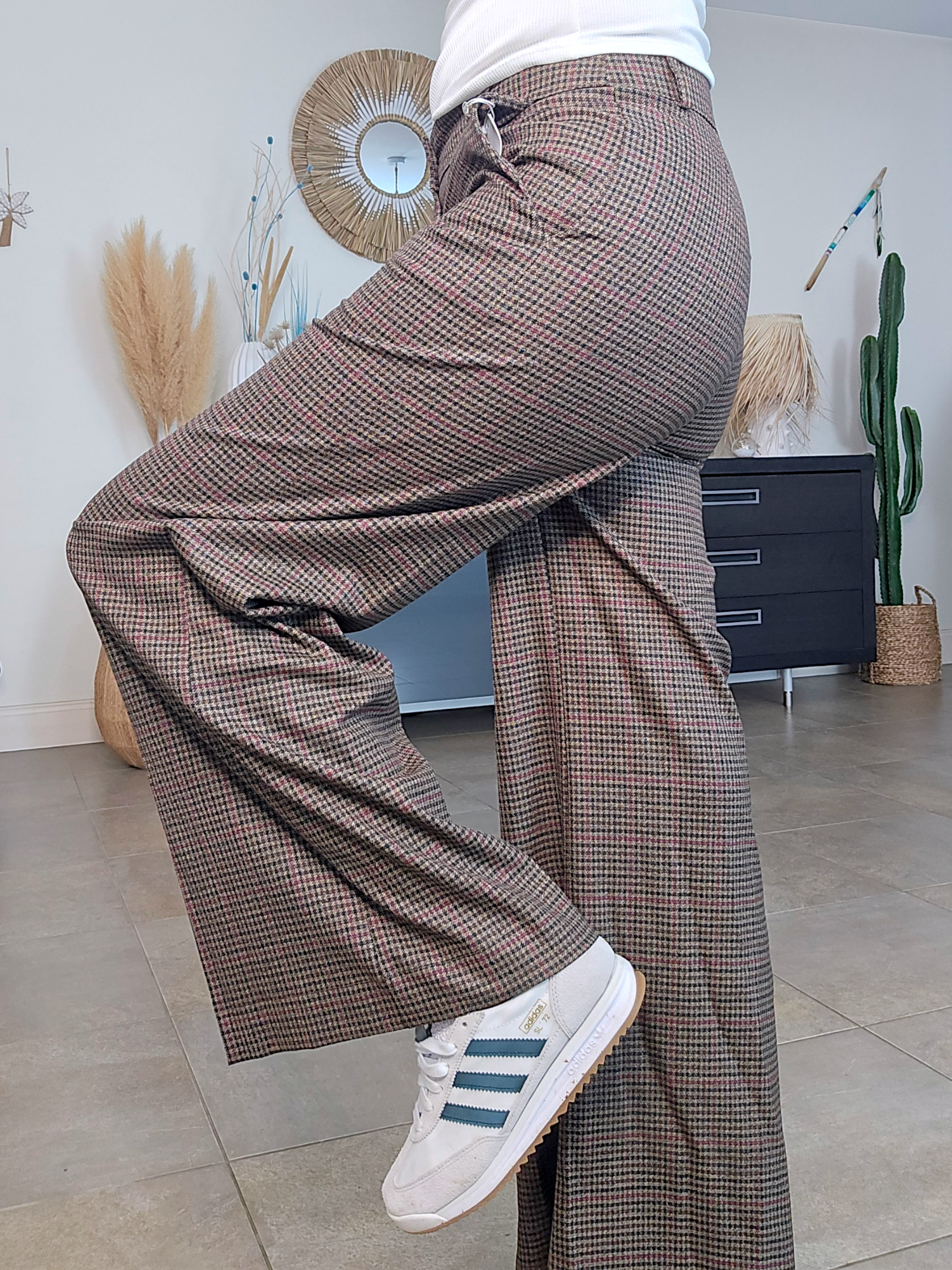 Pantalon marron imprimé pied-de-poule.