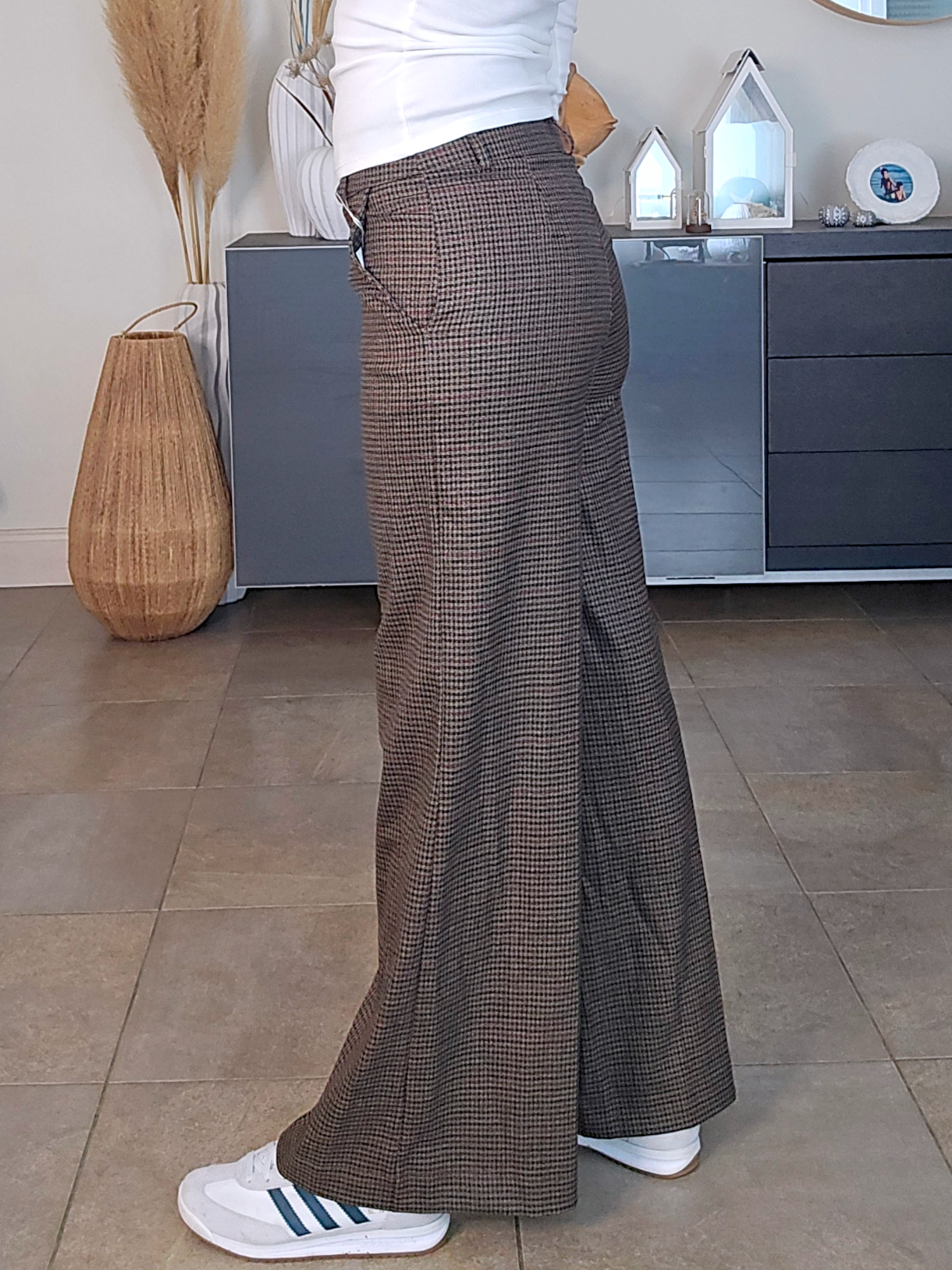 Pantalon marron imprimé pied-de-poule.