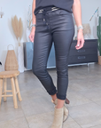 Pantalon slim noir huilé