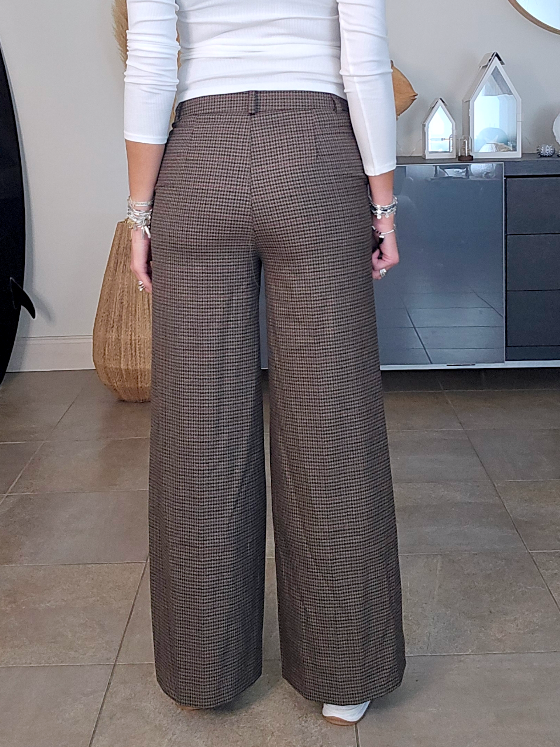 Pantalon marron imprimé pied-de-poule.