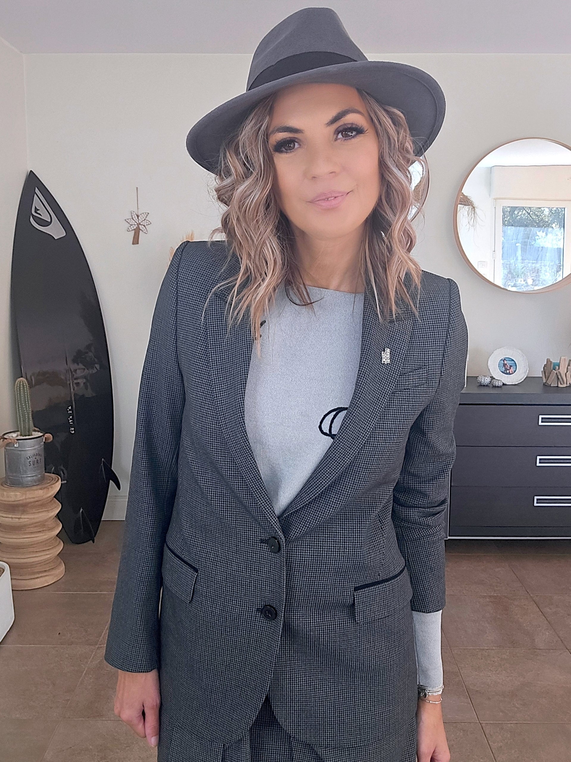 Veste chic noire &amp; grise avec pin's