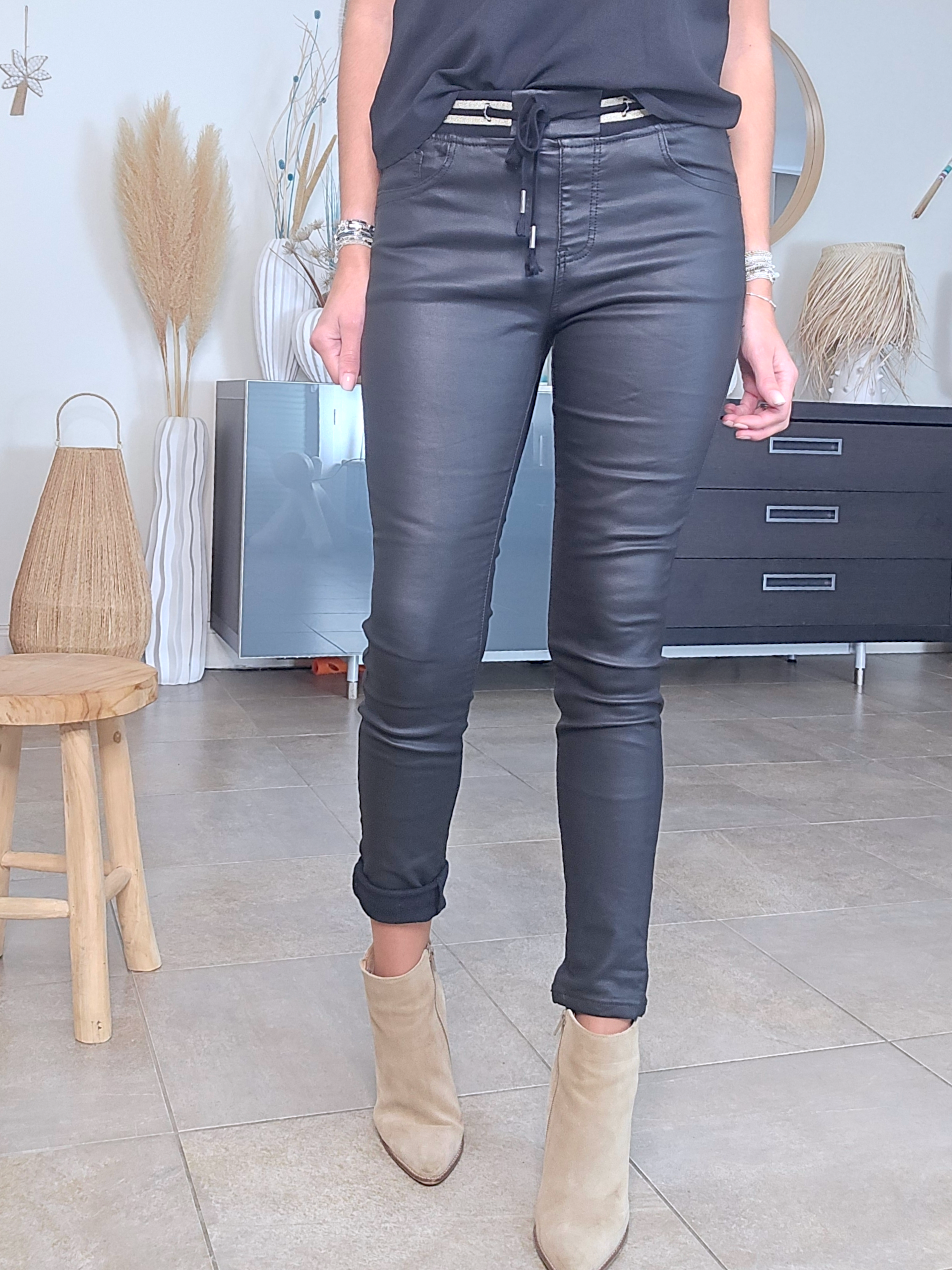 Pantalon slim noir huilé
