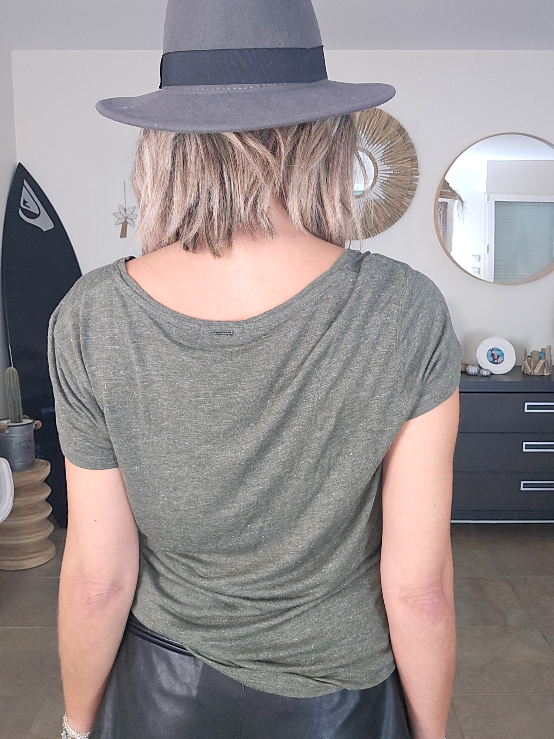 T-shirt kaki peace n'love à perles