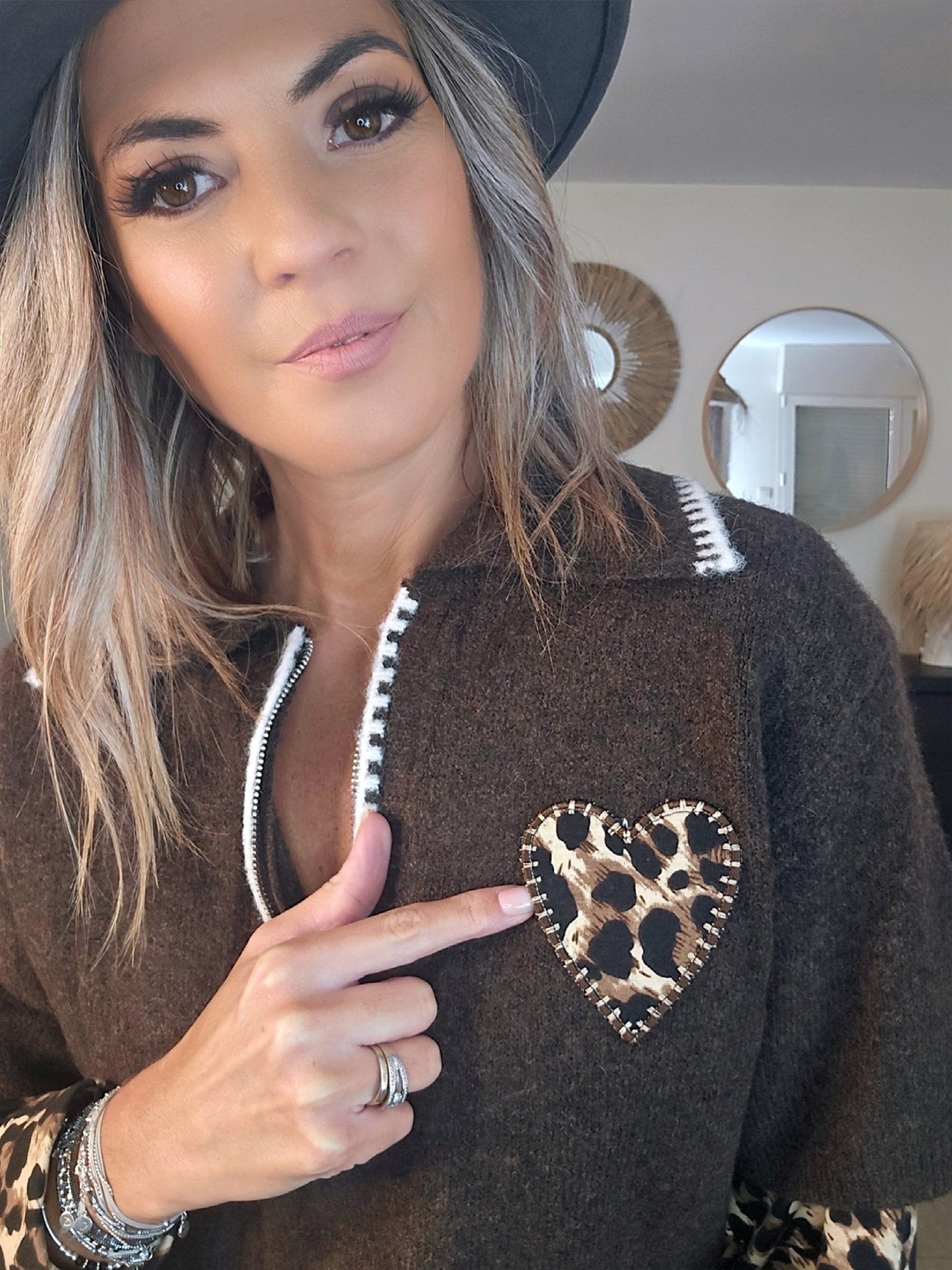 Pull chaud marron coeur léopard