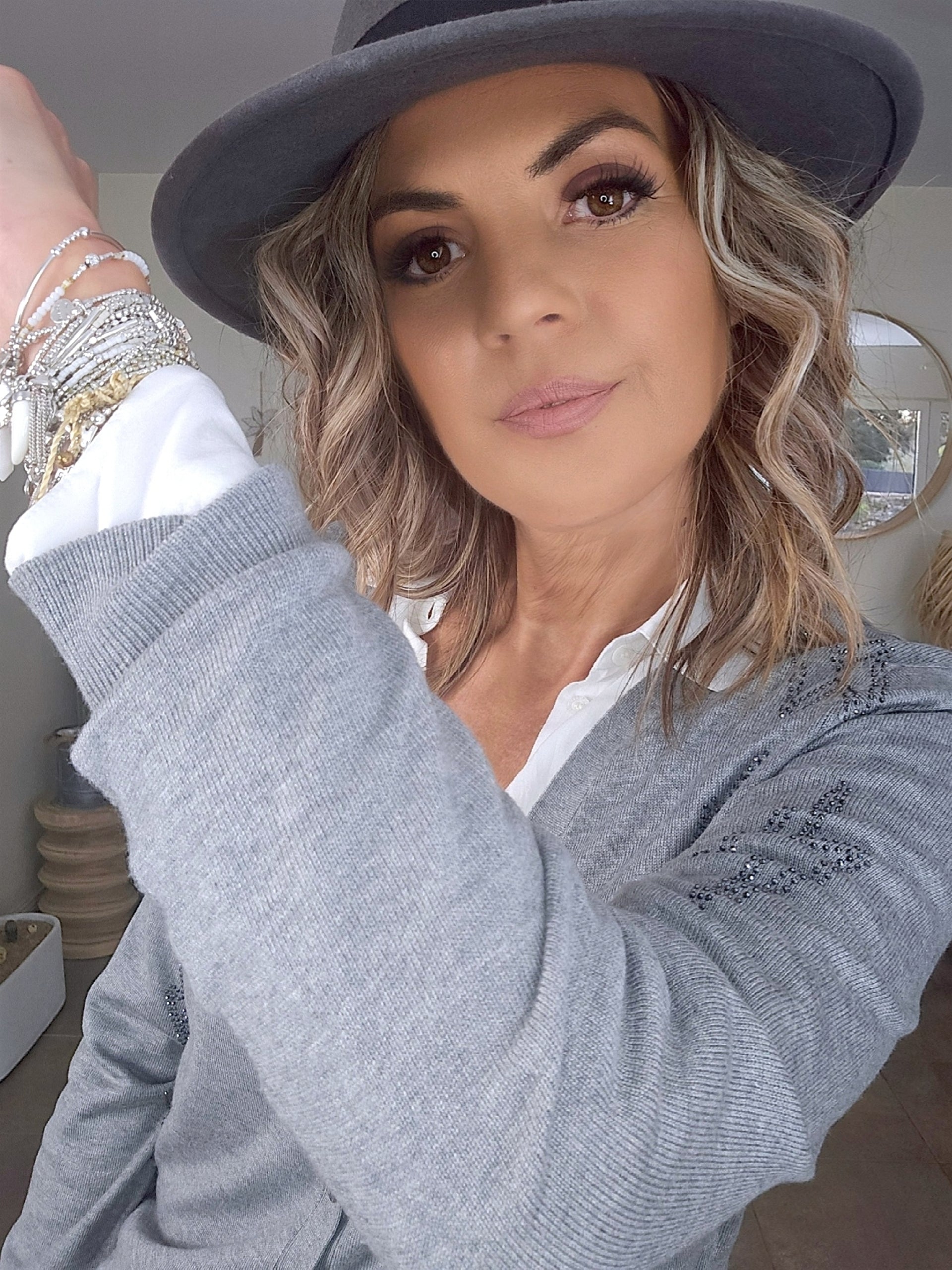 Cardigan gris éclair strass - 𝐌𝐚𝐫𝐢𝐧𝐚𝟒𝟒𝐟𝐚𝐦𝐢𝐥𝐲