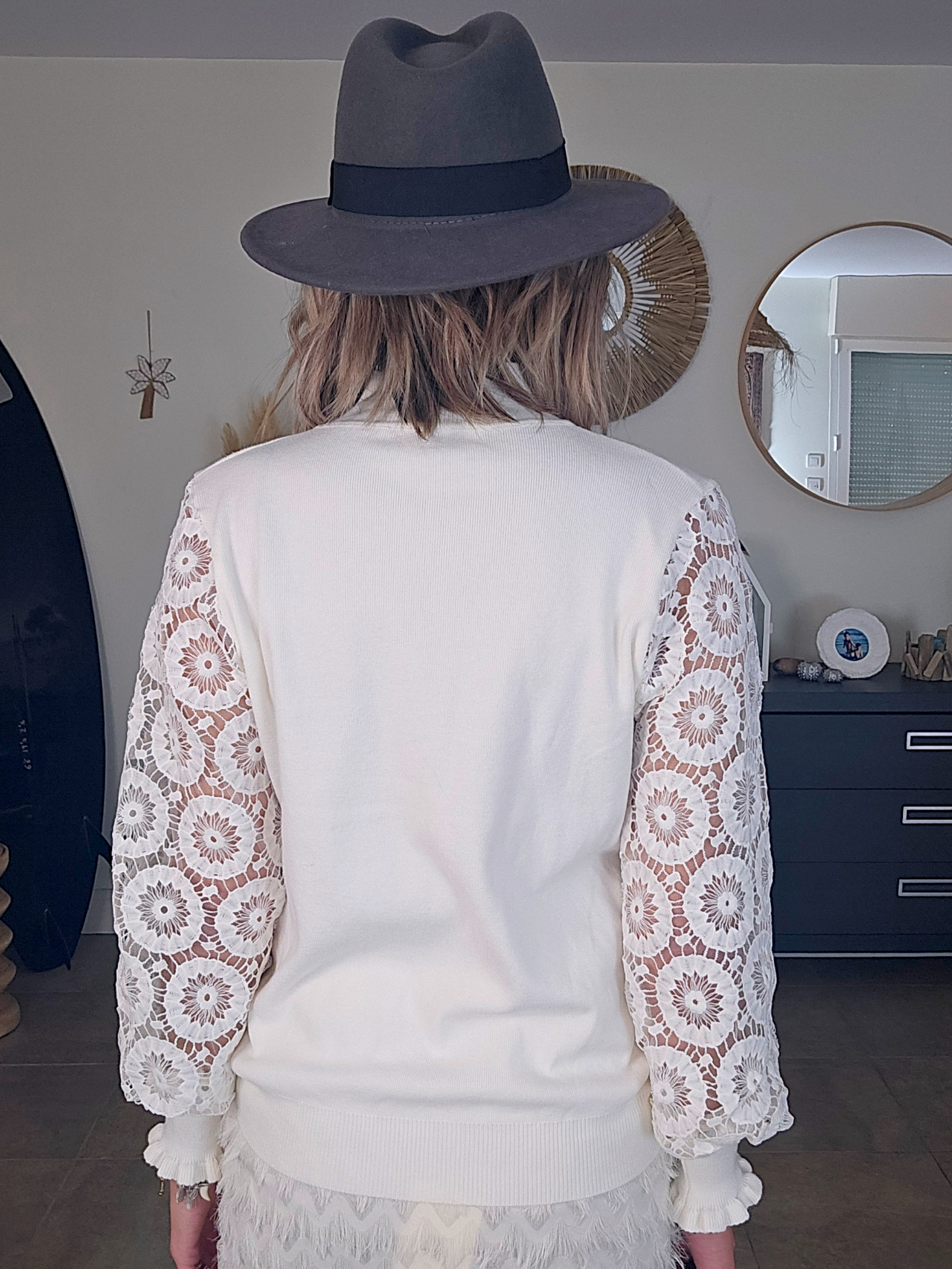 Pull blanc manches ajourées - 𝐌𝐚𝐫𝐢𝐧𝐚𝟒𝟒𝐟𝐚𝐦𝐢𝐥𝐲
