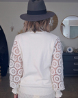 Pull blanc manches ajourées - 𝐌𝐚𝐫𝐢𝐧𝐚𝟒𝟒𝐟𝐚𝐦𝐢𝐥𝐲