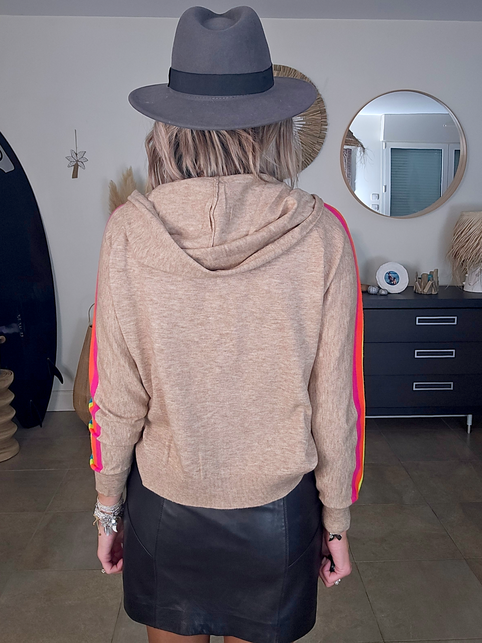 Cardigan à capuche à bandes fluo.