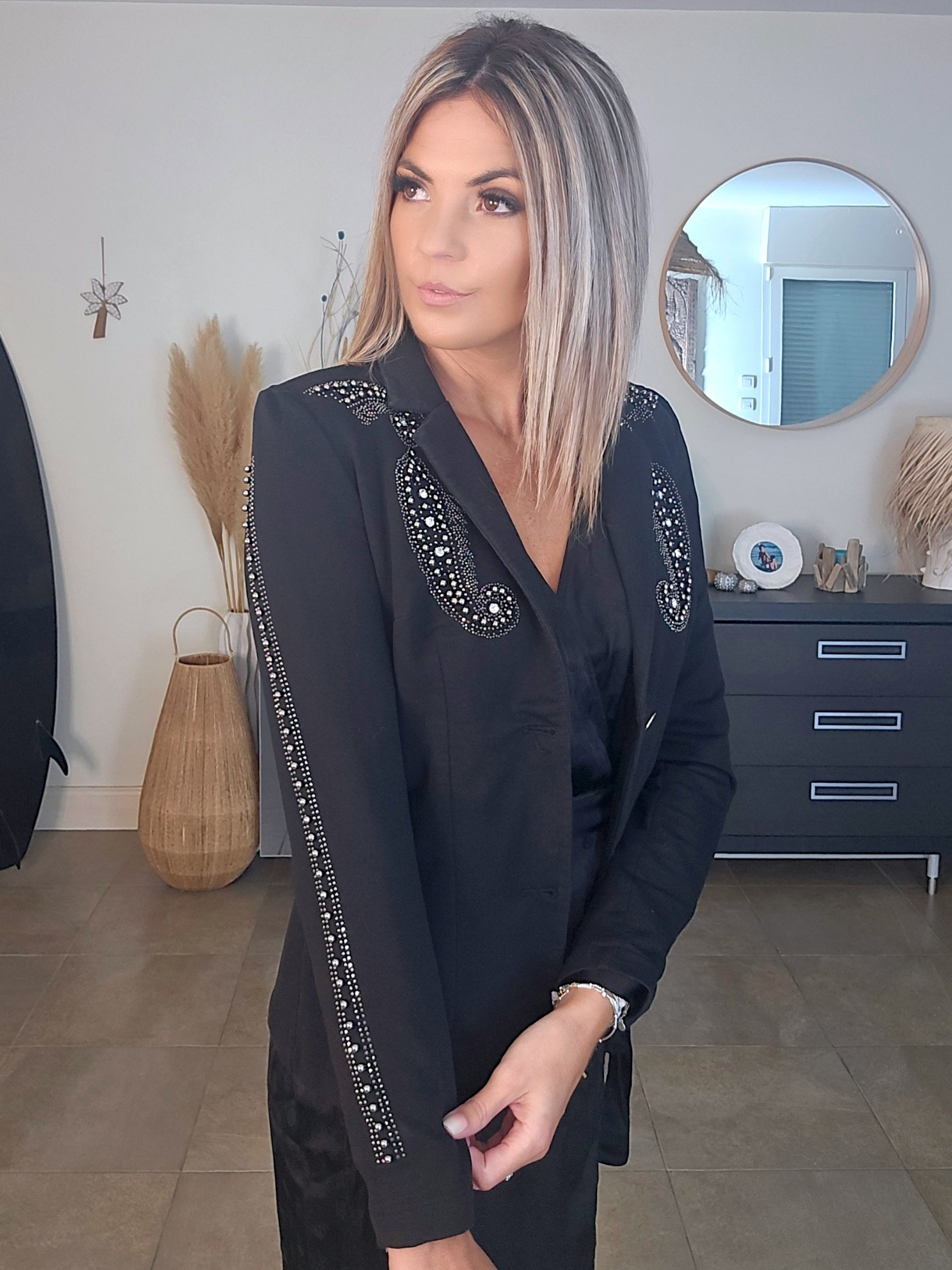 Veste cintrée noire cloutée