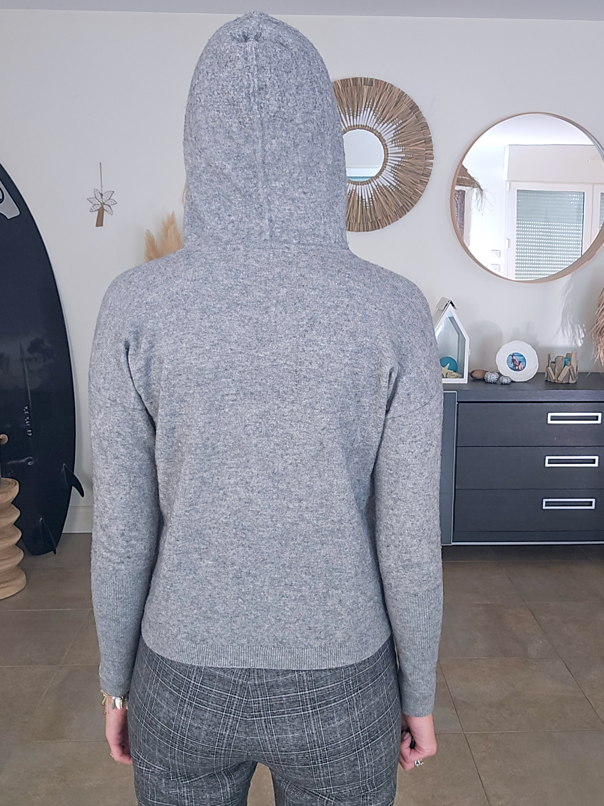 Pull gris à capuche
