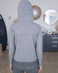 Pull gris à capuche