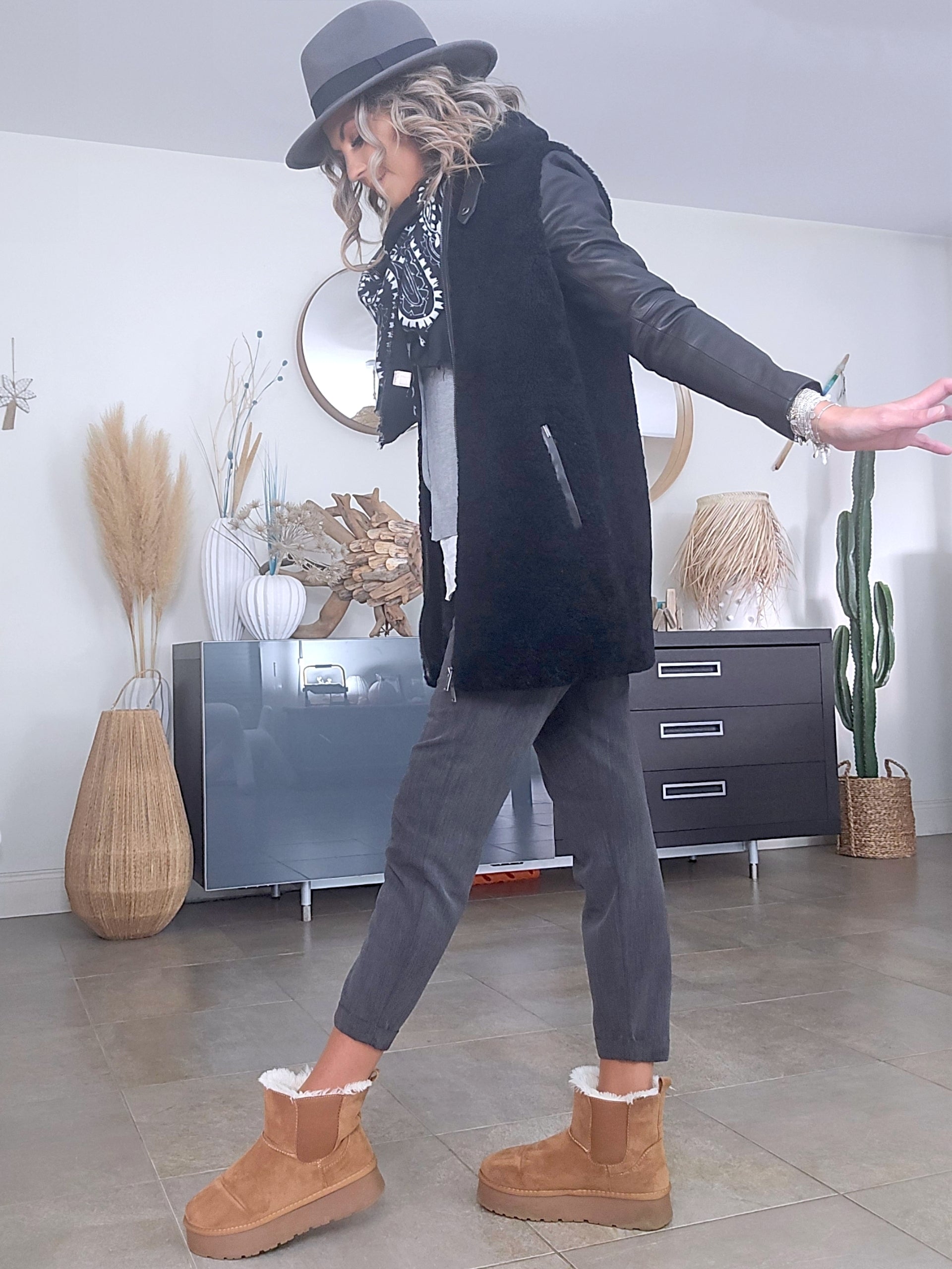 Manteau teddy noir manches cuir et peau retournée