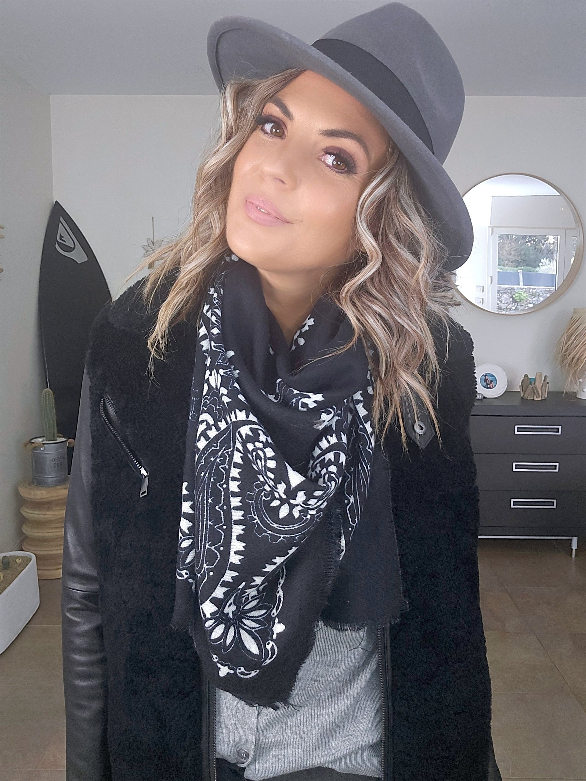 Écharpe noire à imprimé bandana