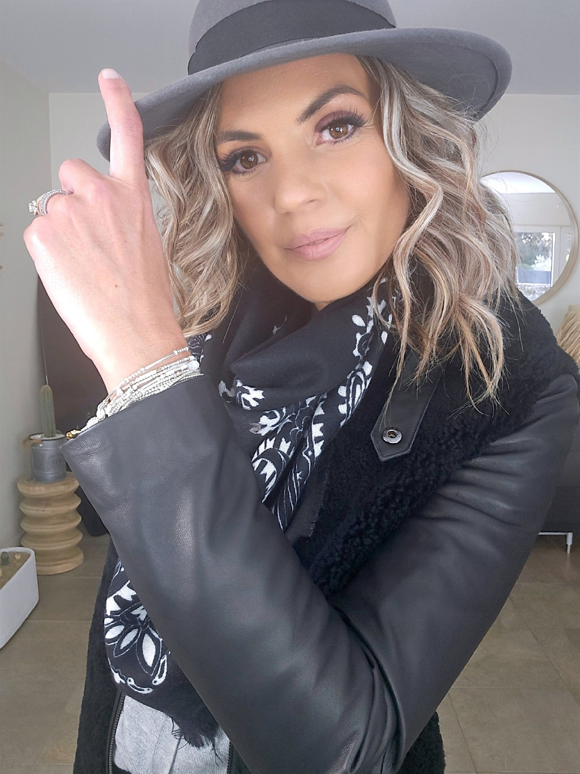 Manteau teddy noir manches cuir et peau retournée