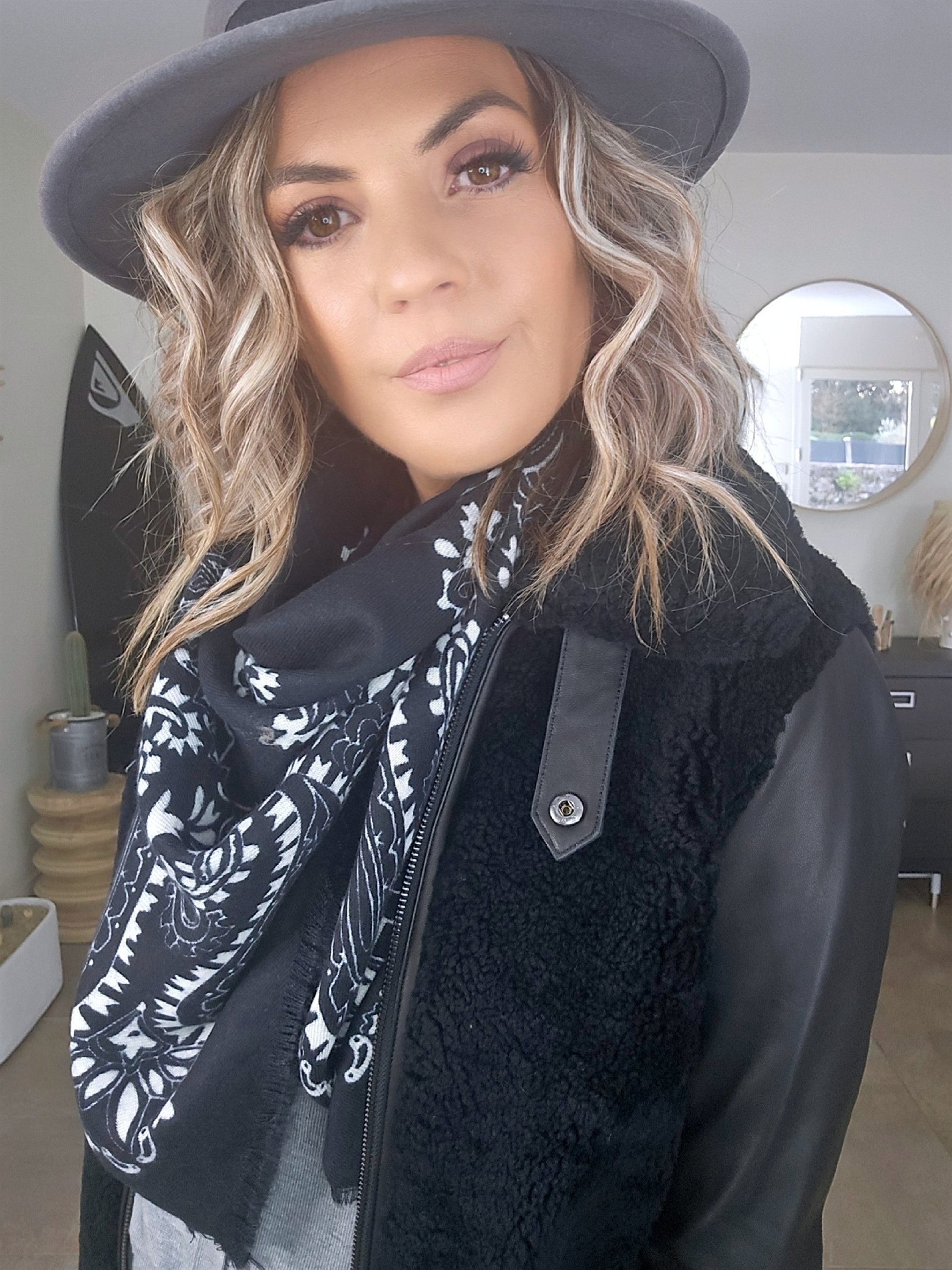 Manteau teddy noir manches cuir et peau retournée