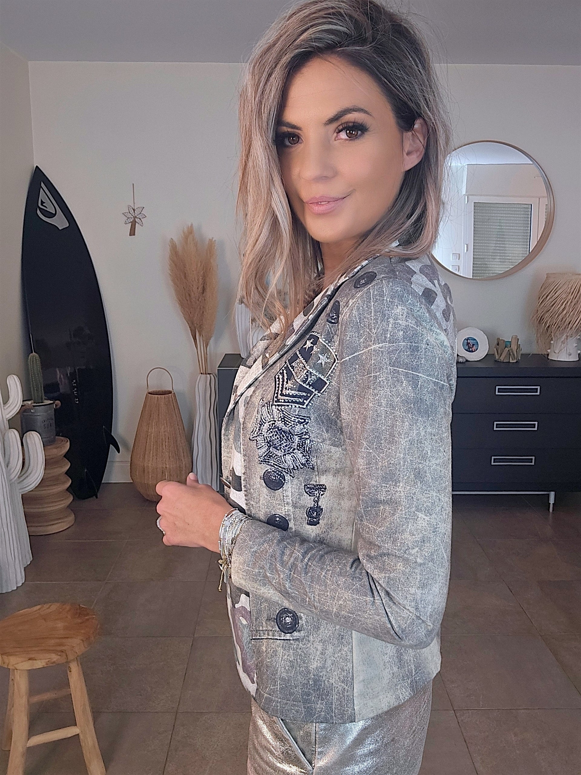 Veste cintrée esprit militaire avec strass